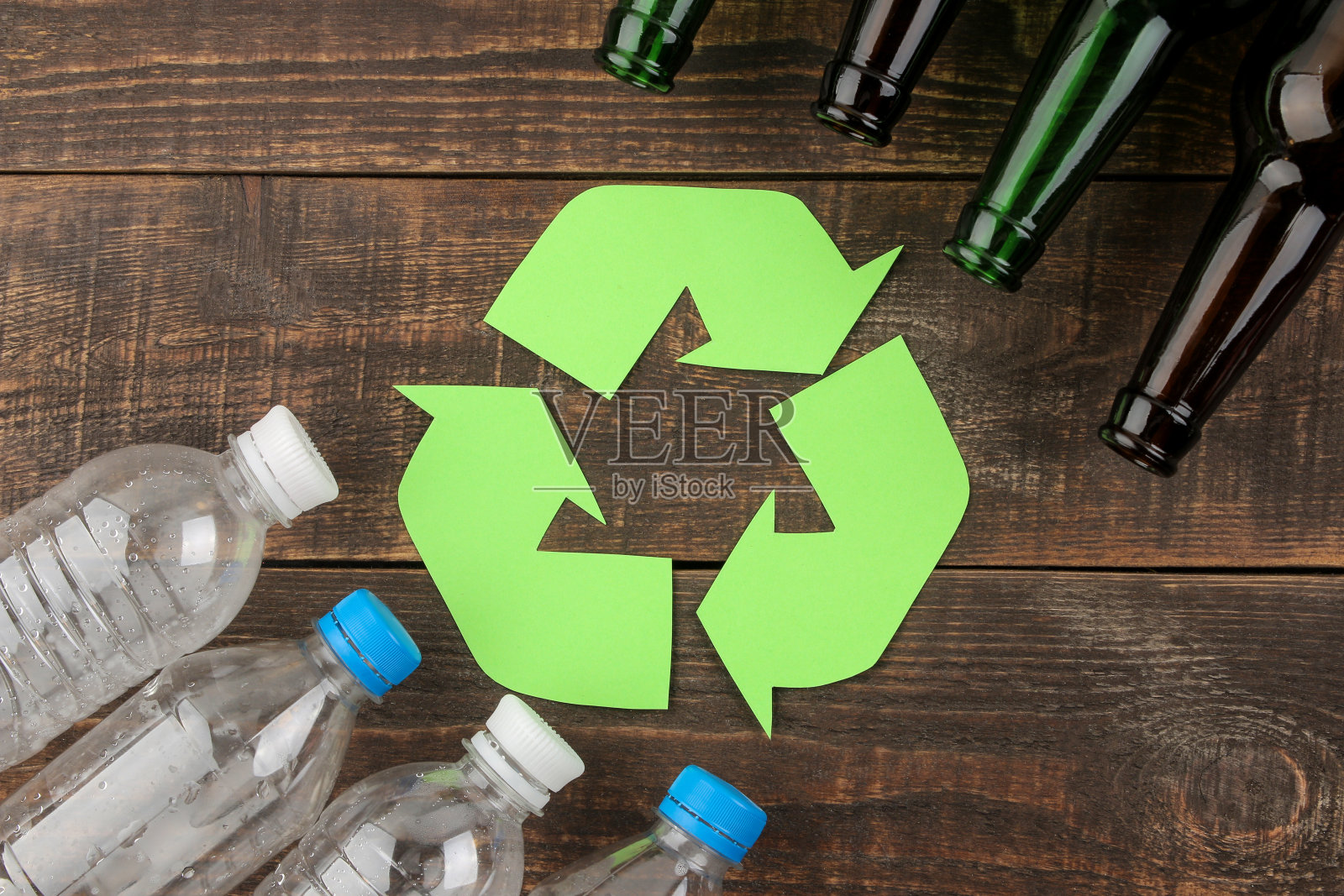 生态标志。回收利用。生态概念在棕色木桌上。废物回收利用。前视图。照片摄影图片