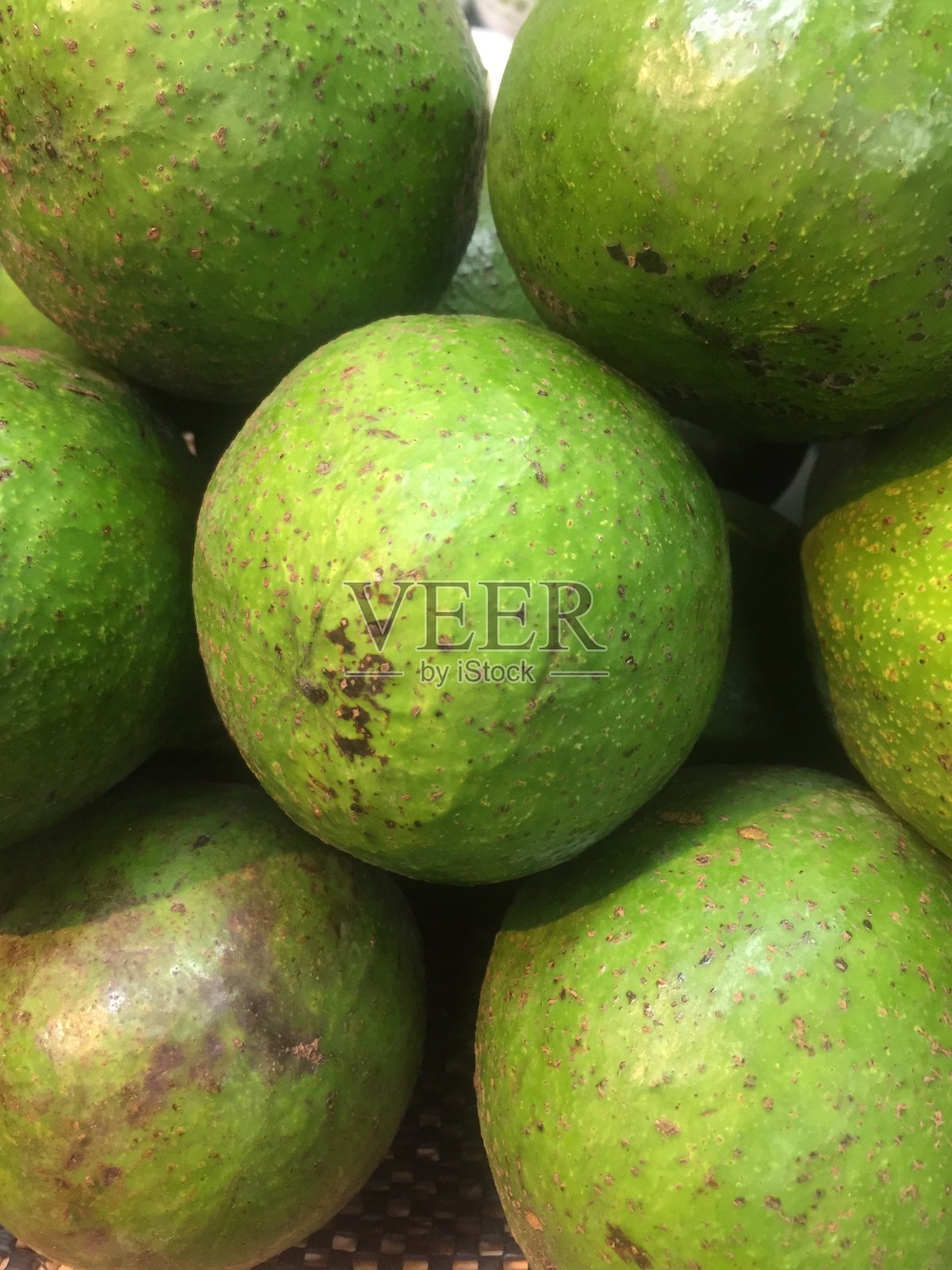 一个硕大的牛油果,果肉很厚。照片摄影图片