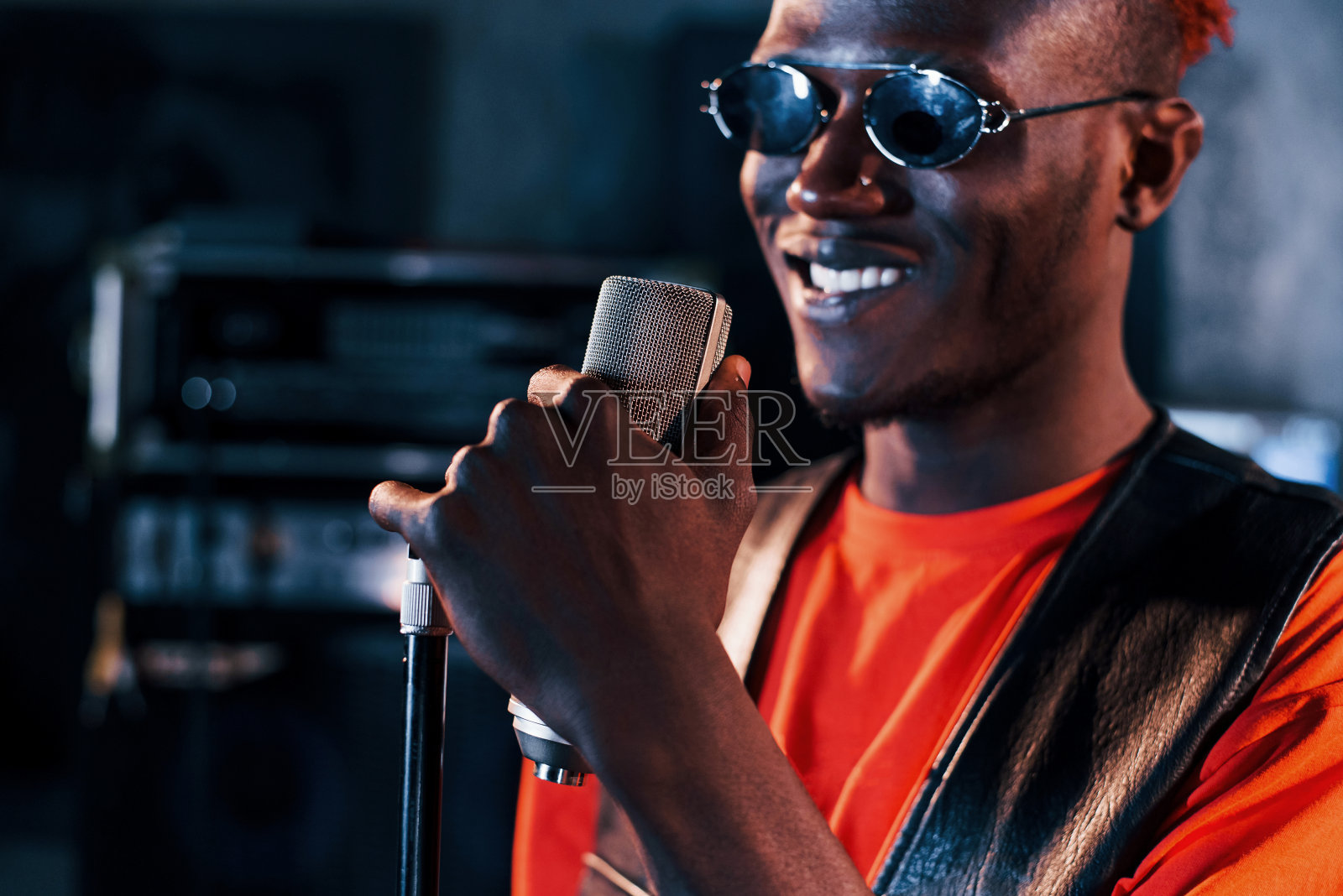 在声乐练习。年轻的非洲裔美国演员在录音室排练照片摄影图片