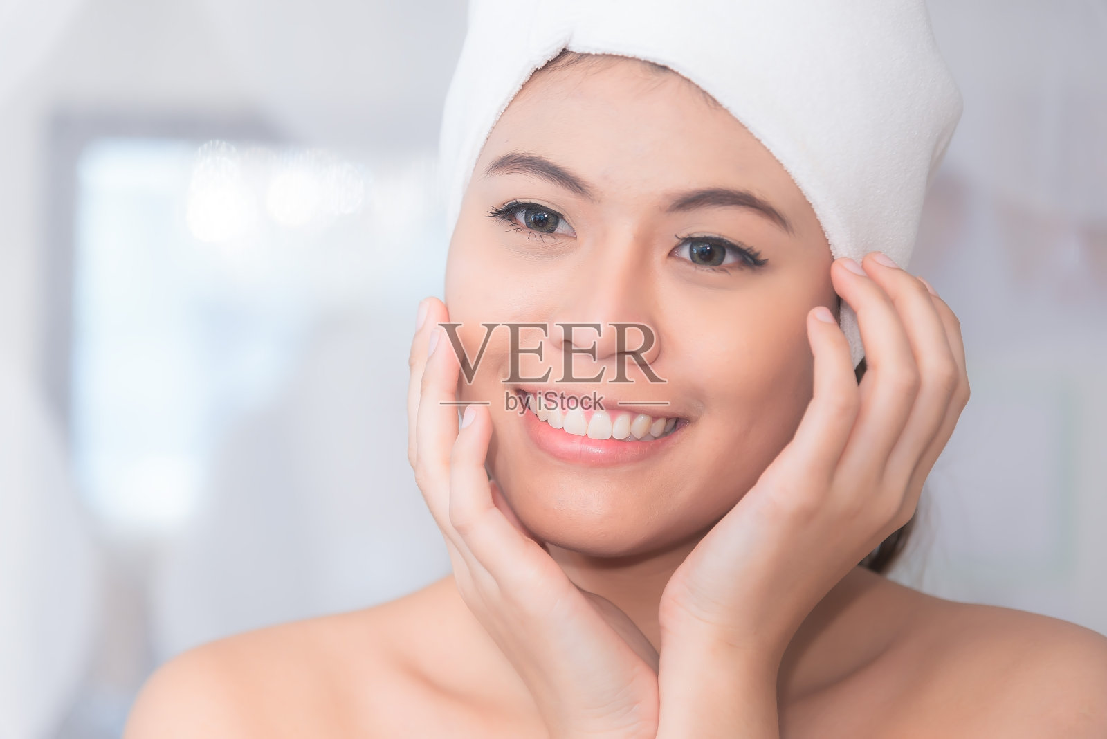 美丽的年轻女子与清洁新鲜的皮肤。面部护理。美容、美容和水疗。皮肤护理。美丽的皮肤女性的脸照片摄影图片