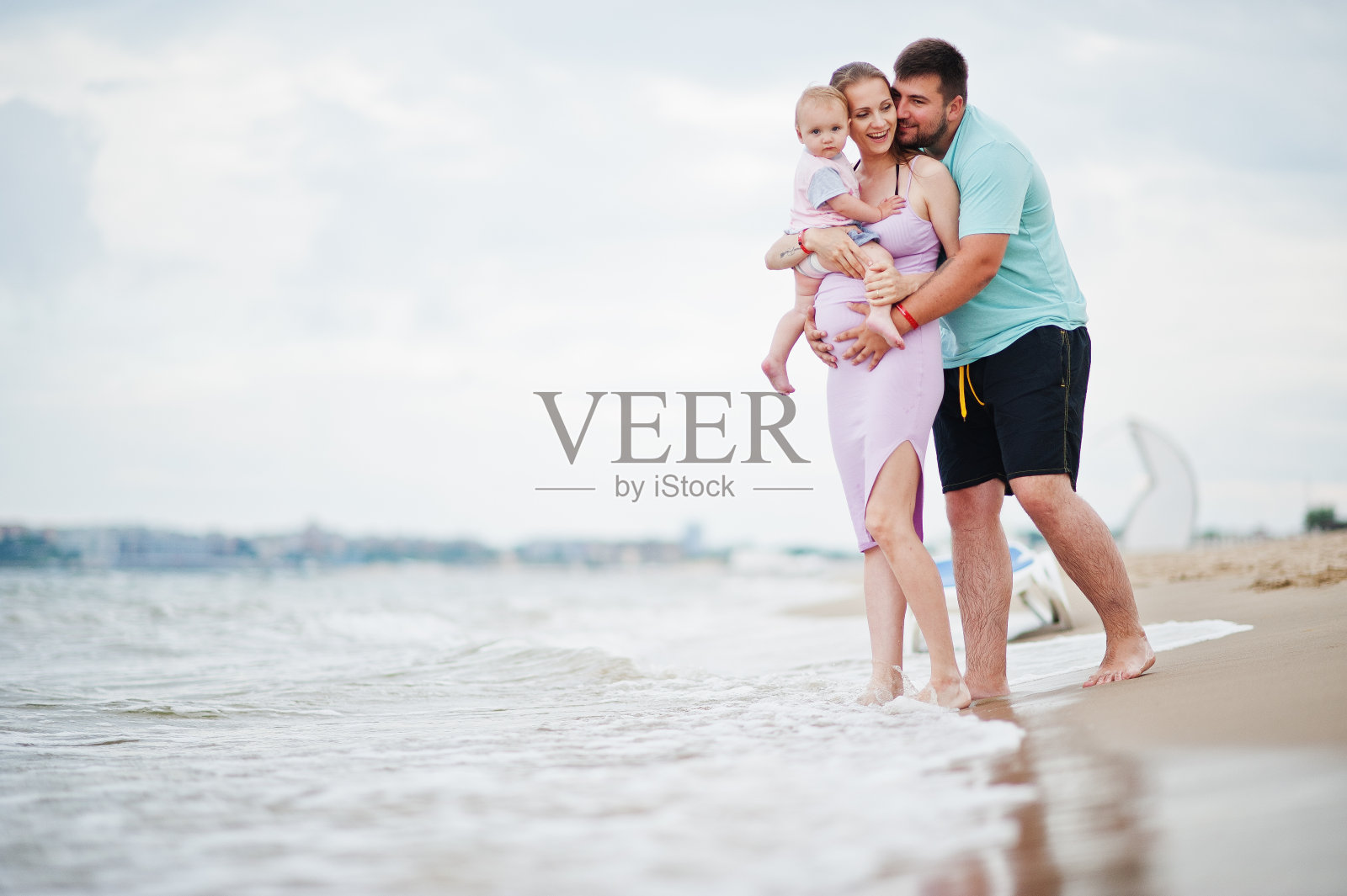 幸福的家庭假期。照片摄影图片