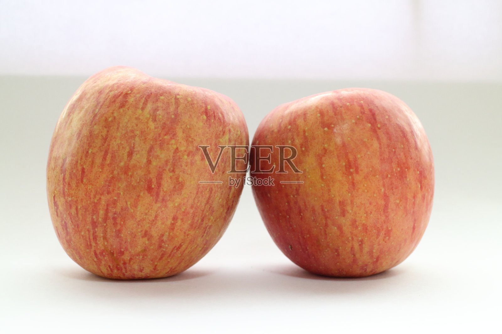 “苹果”情侣互相依偎的照片照片摄影图片