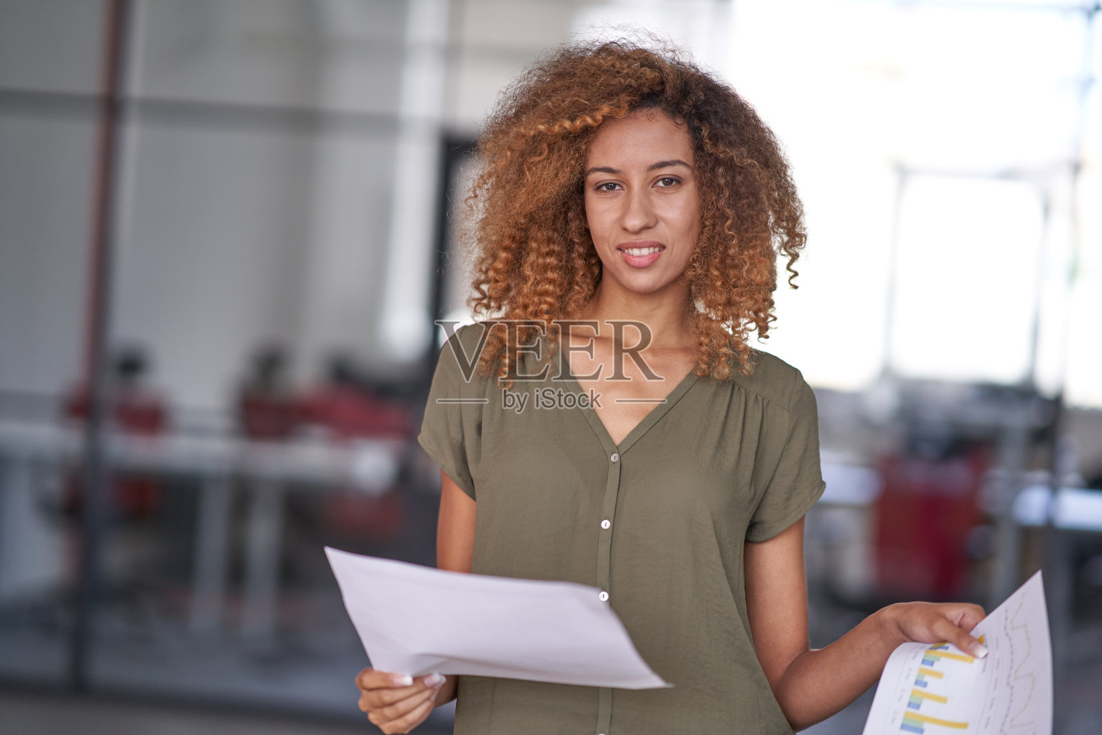 女人看着镜头,迷人的微笑照片摄影图片