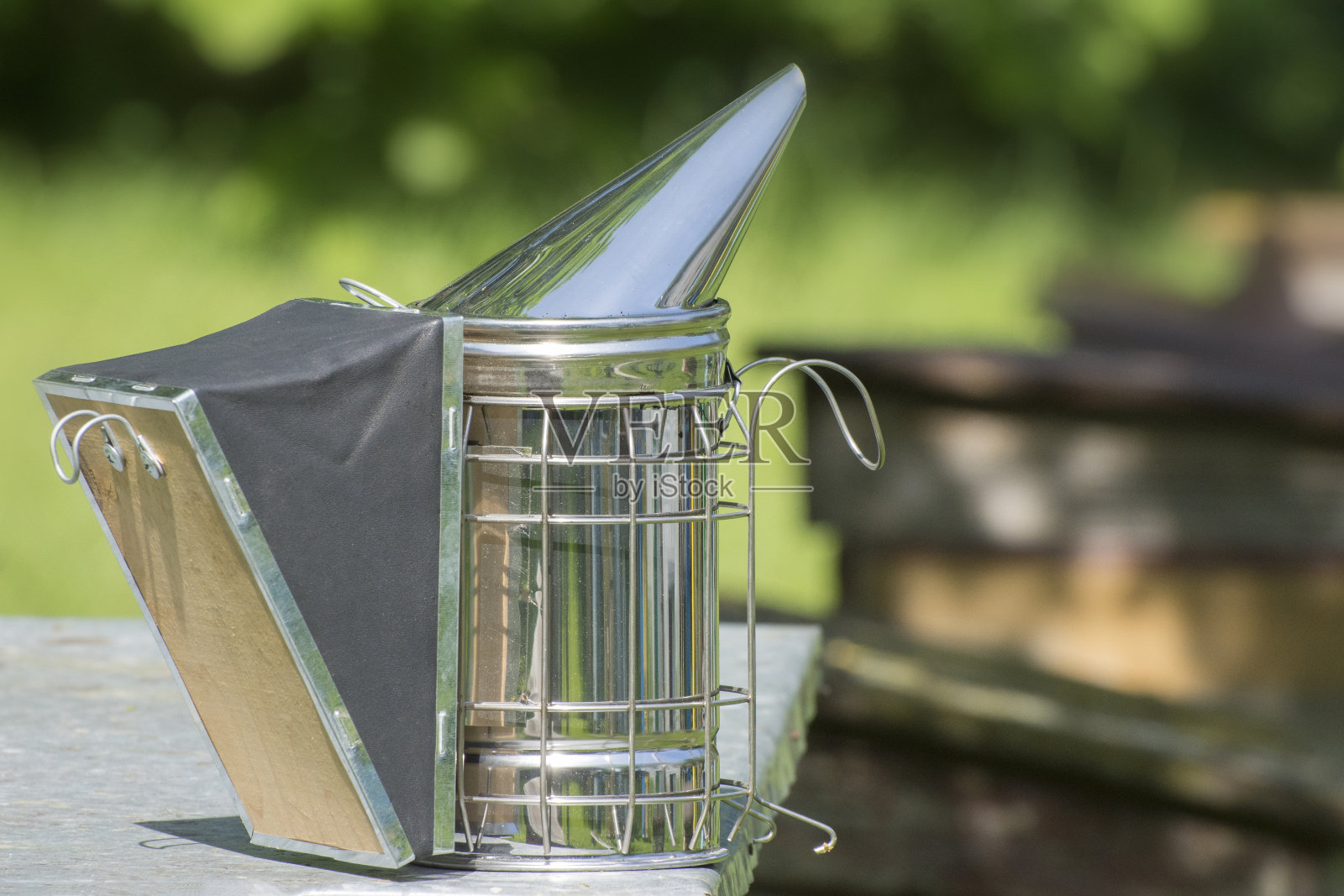 养蜂人,吸烟者。在养蜂场饲养蜜蜂照片摄影图片