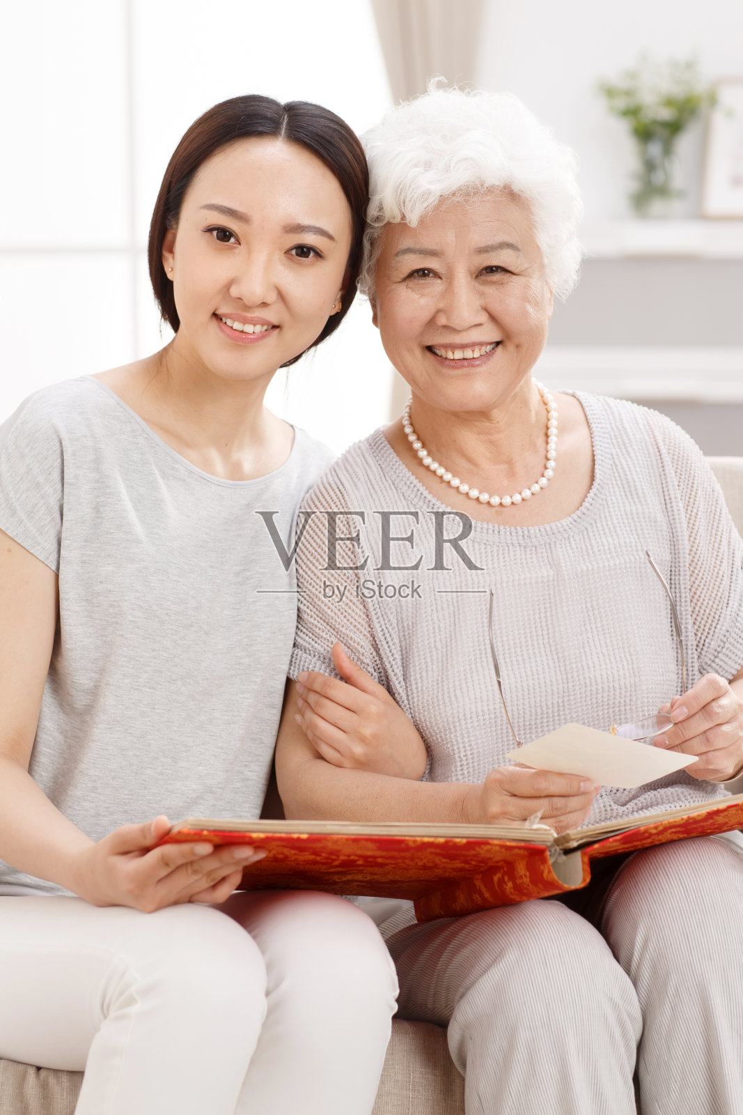 幸福快乐的母女在看照片照片摄影图片