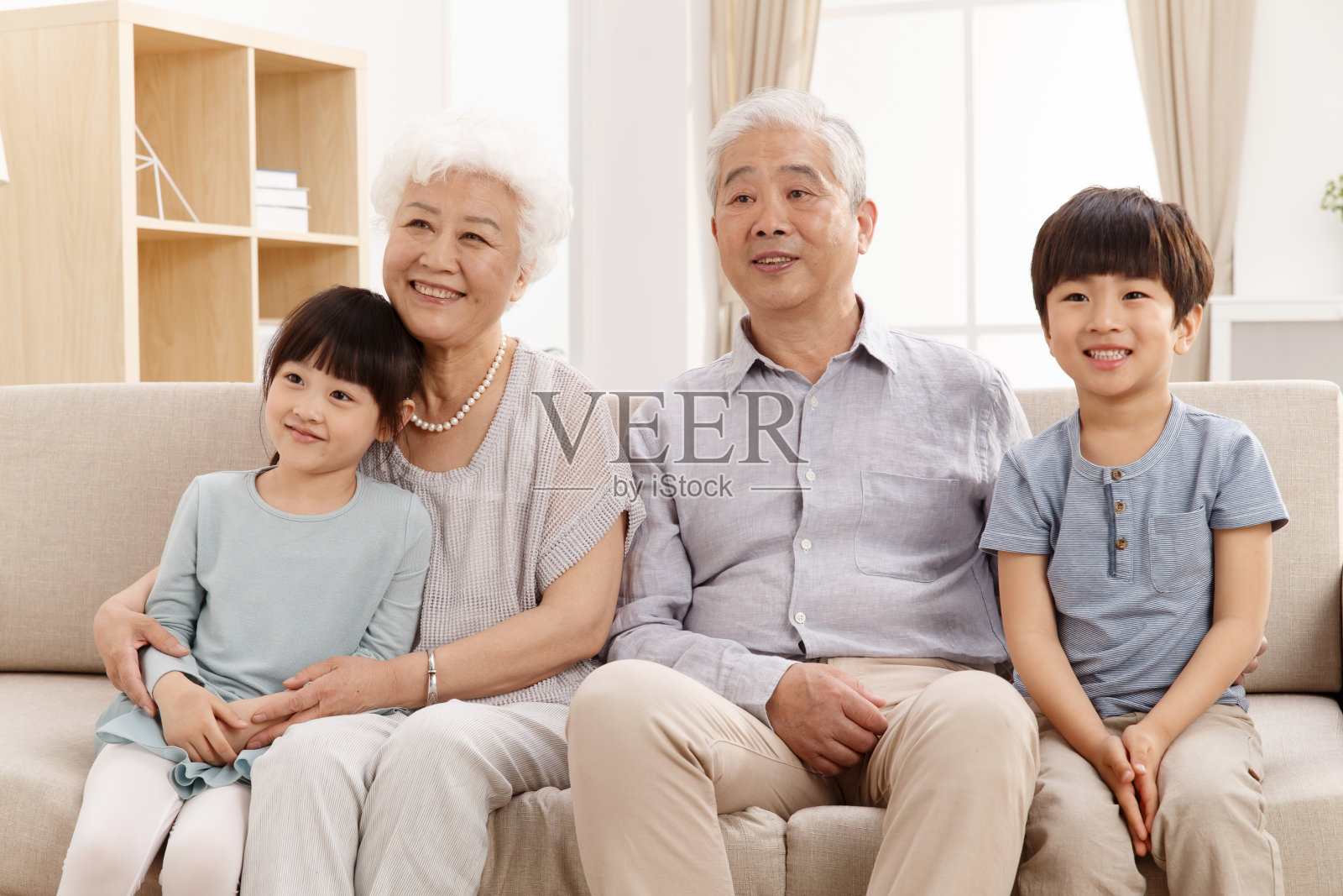 幸福家庭在客厅看电视照片摄影图片