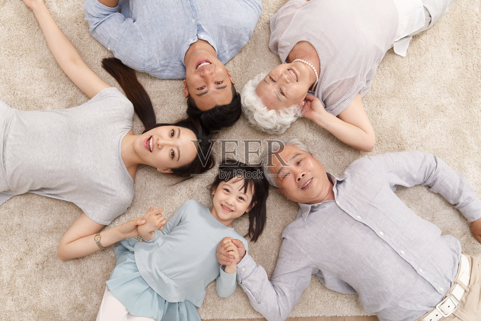 快乐家庭躺在地上照片摄影图片
