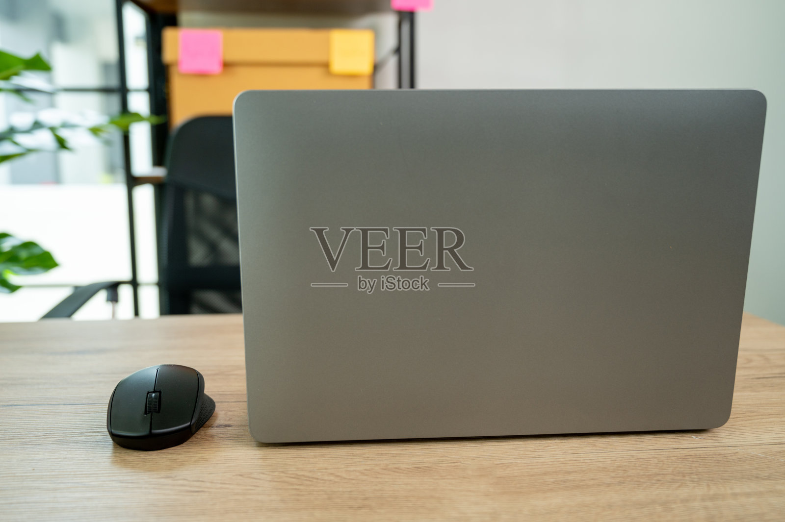 小型企业主在工作场所使用笔记本电脑。纸板箱的产品包裹交付给客户,电子商务网上销售包装理念照片摄影图片