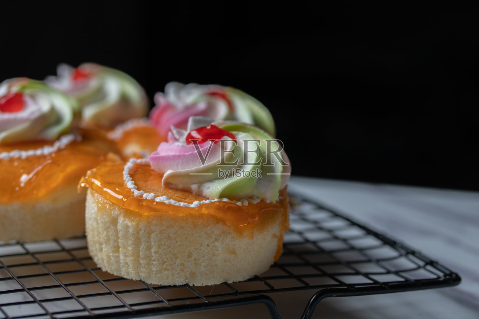 大理石桌上香草橙奶油蛋糕照片摄影图片