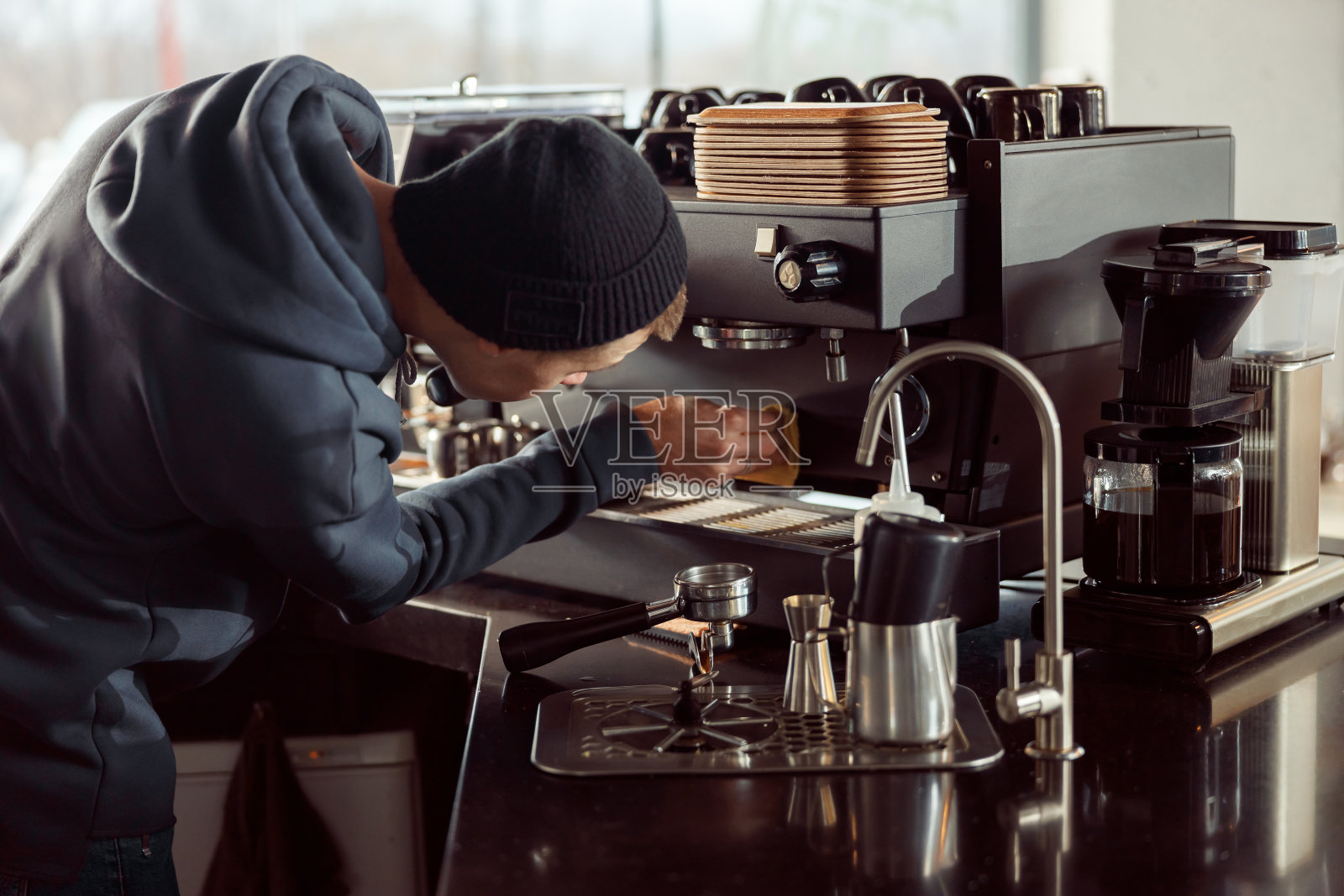 快乐微笑的咖啡厅专业咖啡师照片摄影图片