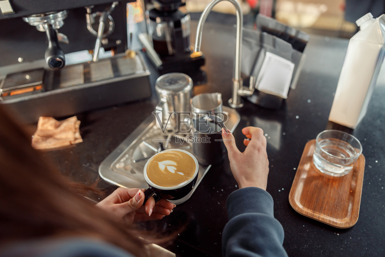快乐微笑的咖啡厅专业咖啡师照片摄影图片