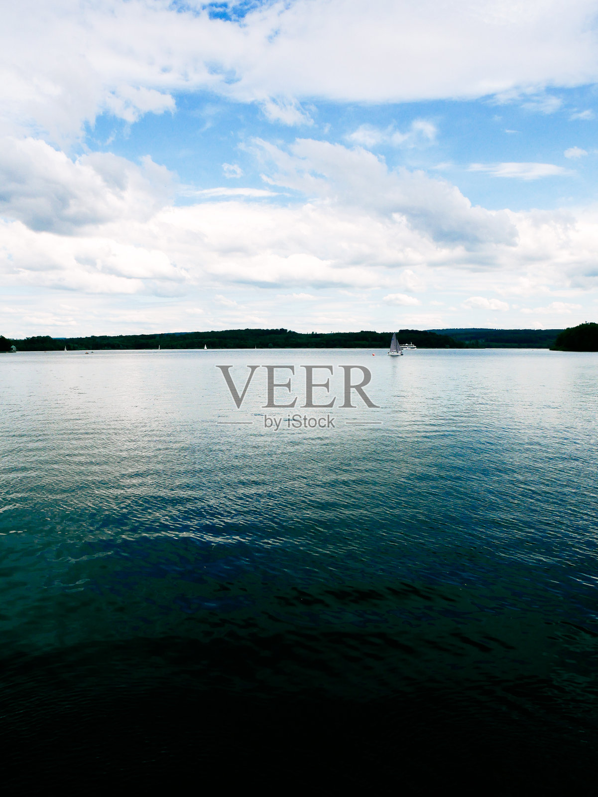 一个蓝色的河照片摄影图片