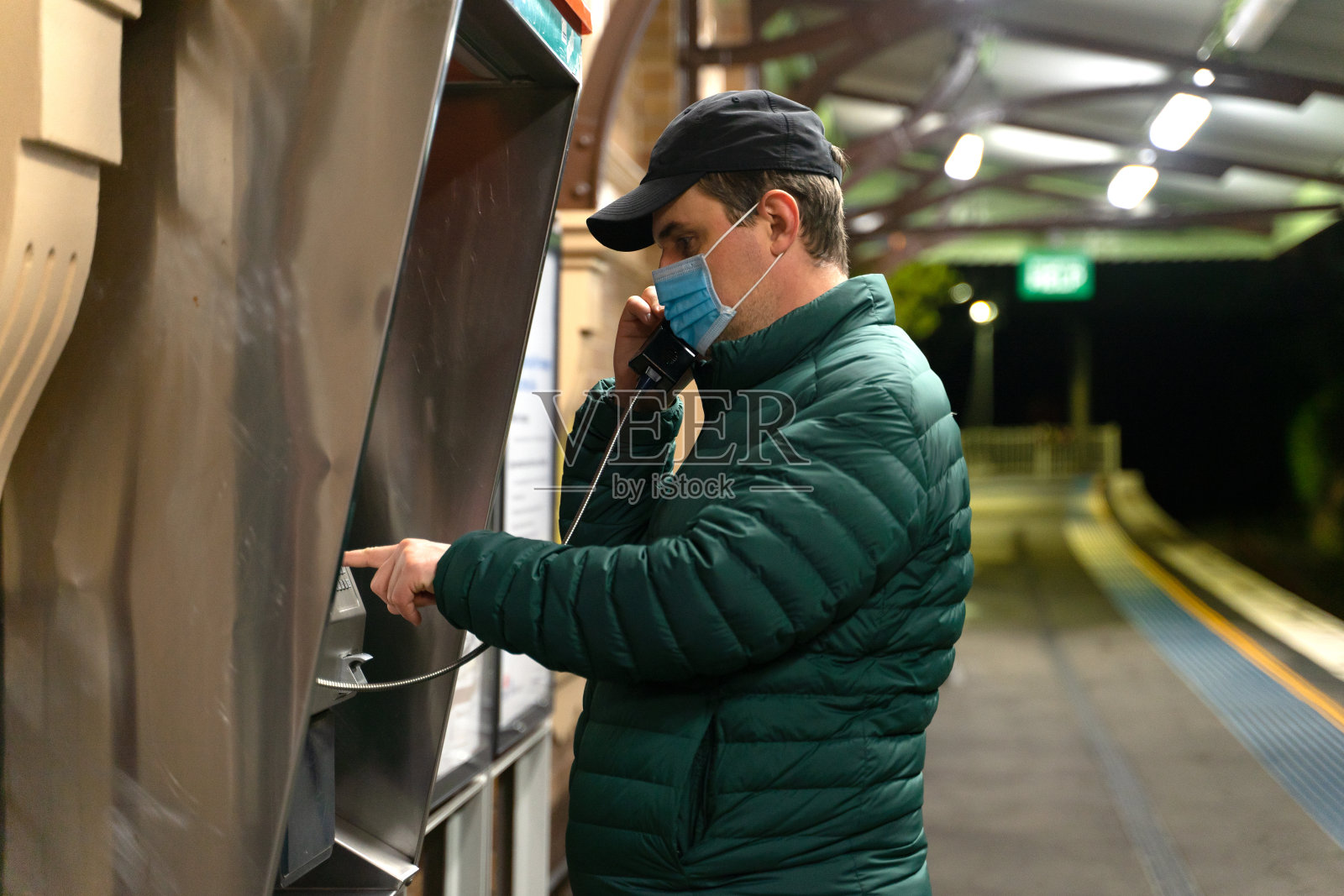 一个男人在公用电话上打电话照片摄影图片