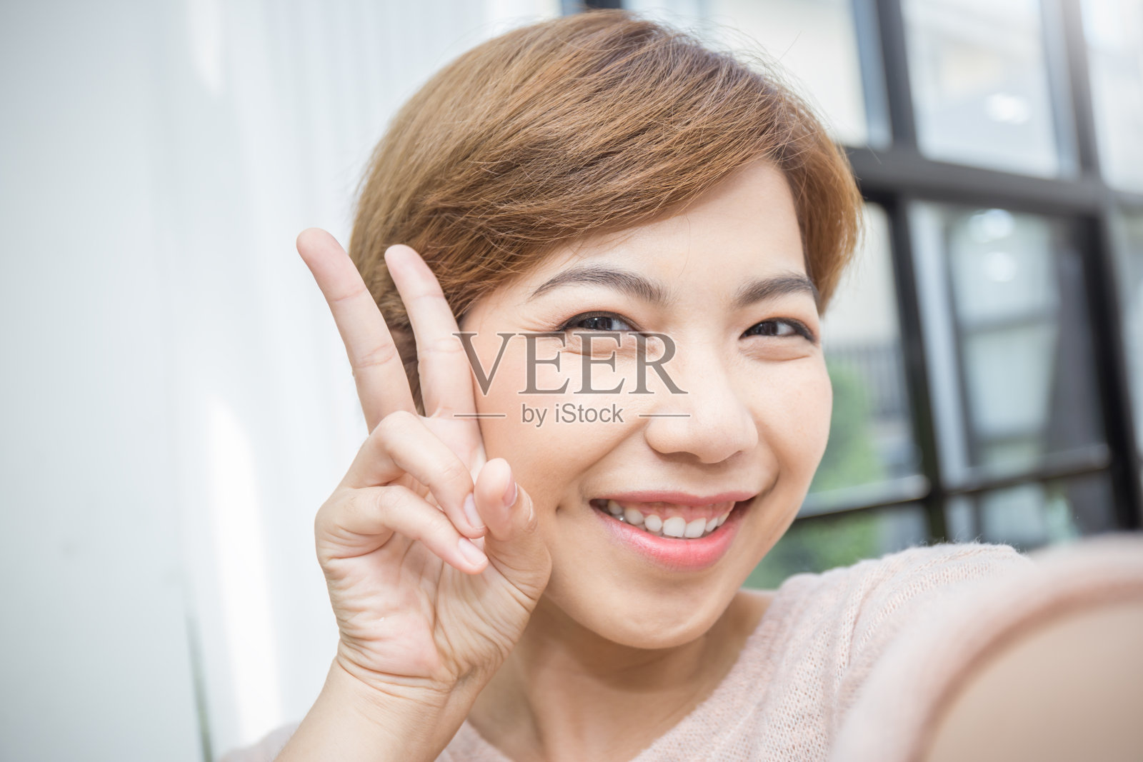 漂亮的亚洲女人拿着她的智能手机自拍亚洲女孩自拍,孤立在白色的背景照片摄影图片