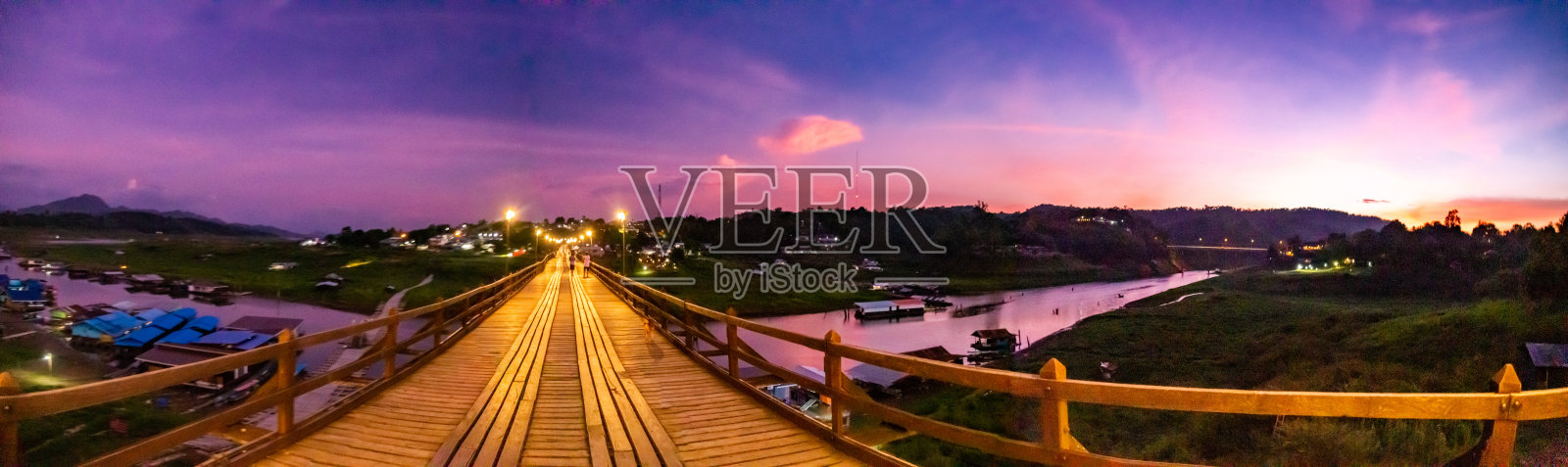 泰国北碧府桑哈拉布里日落时的老木桥孟桥照片摄影图片