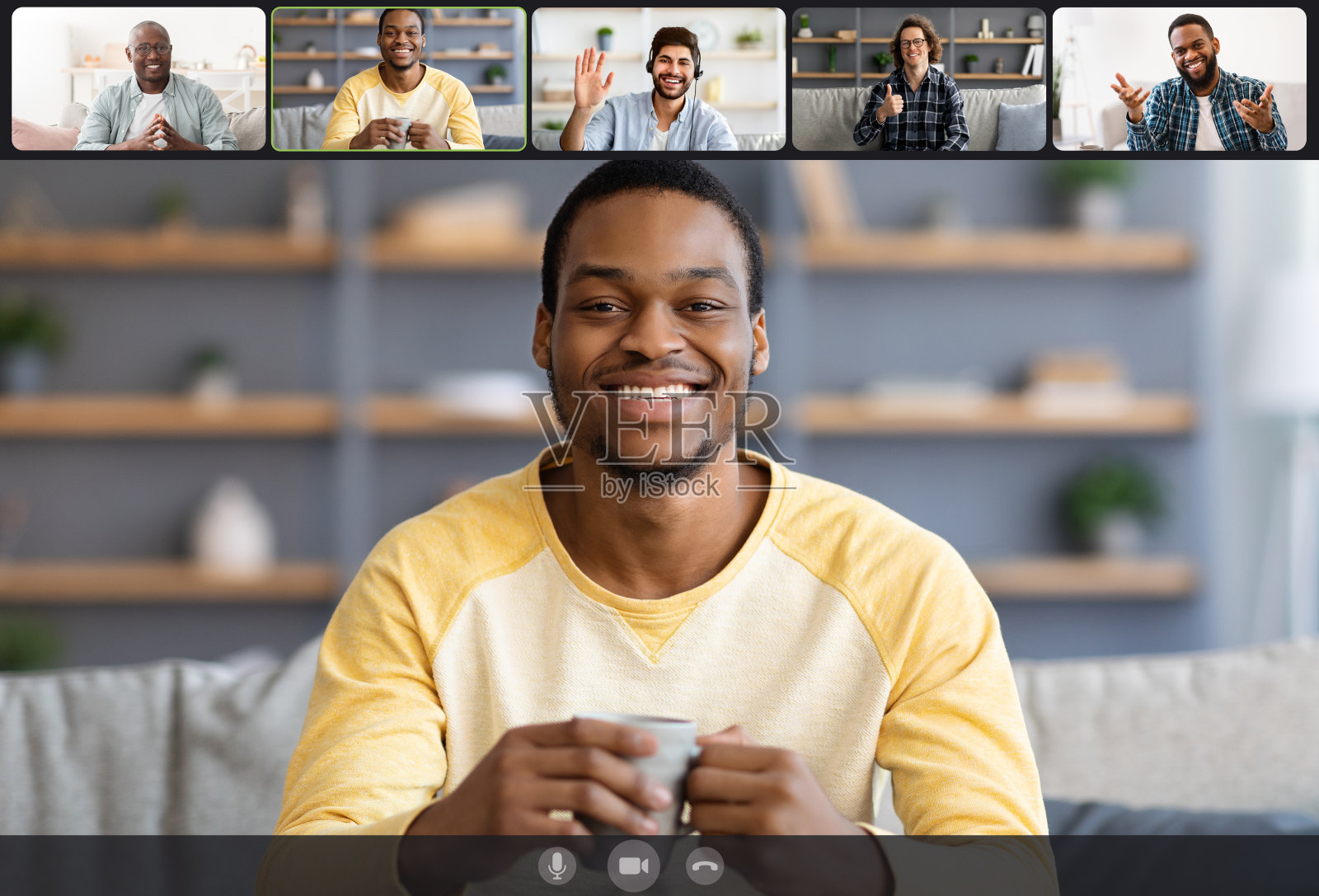 微笑的男人在线视频聊天,屏幕查看照片摄影图片