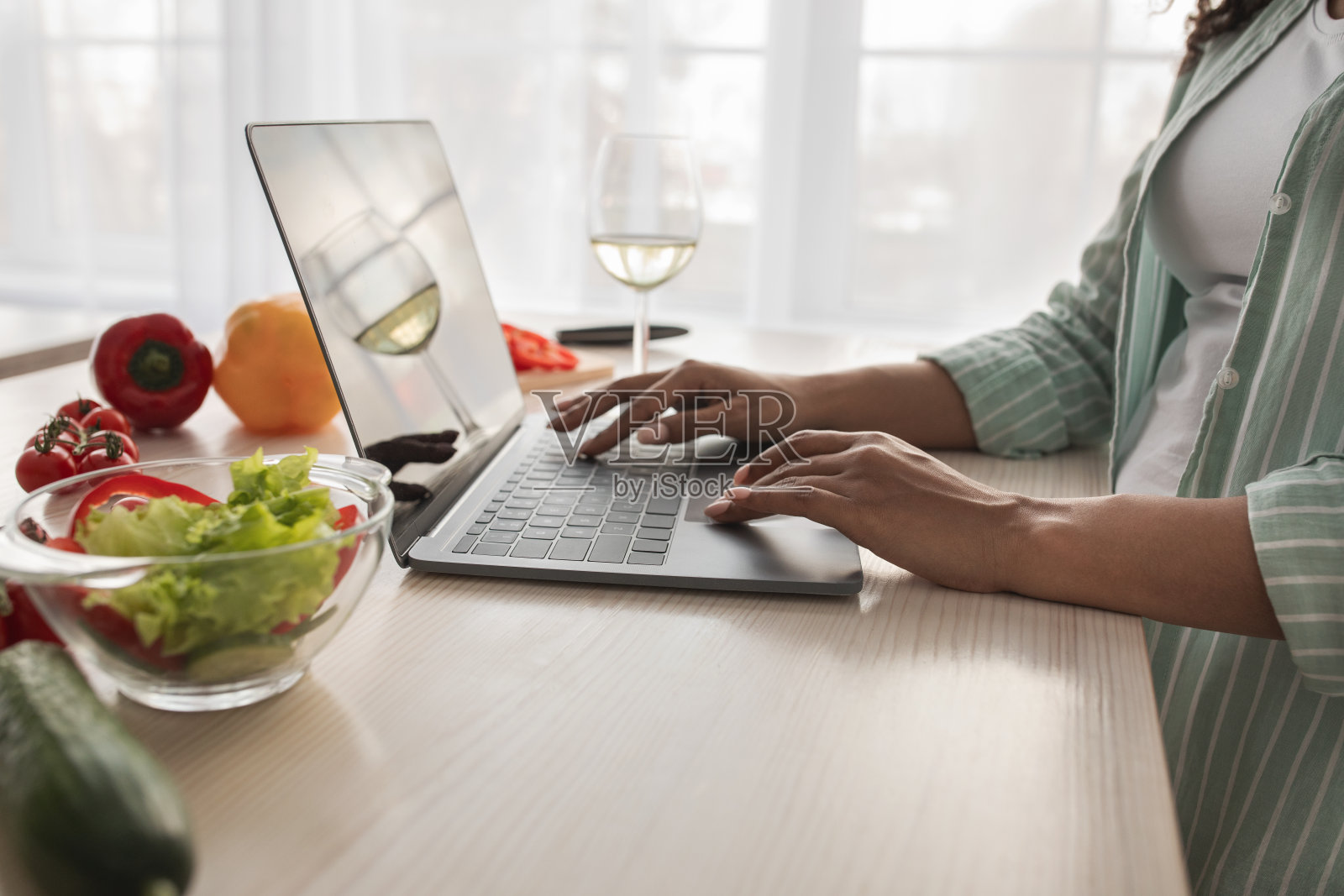 Covid-19、远程工作、休闲、适当的营养和食物博客照片摄影图片