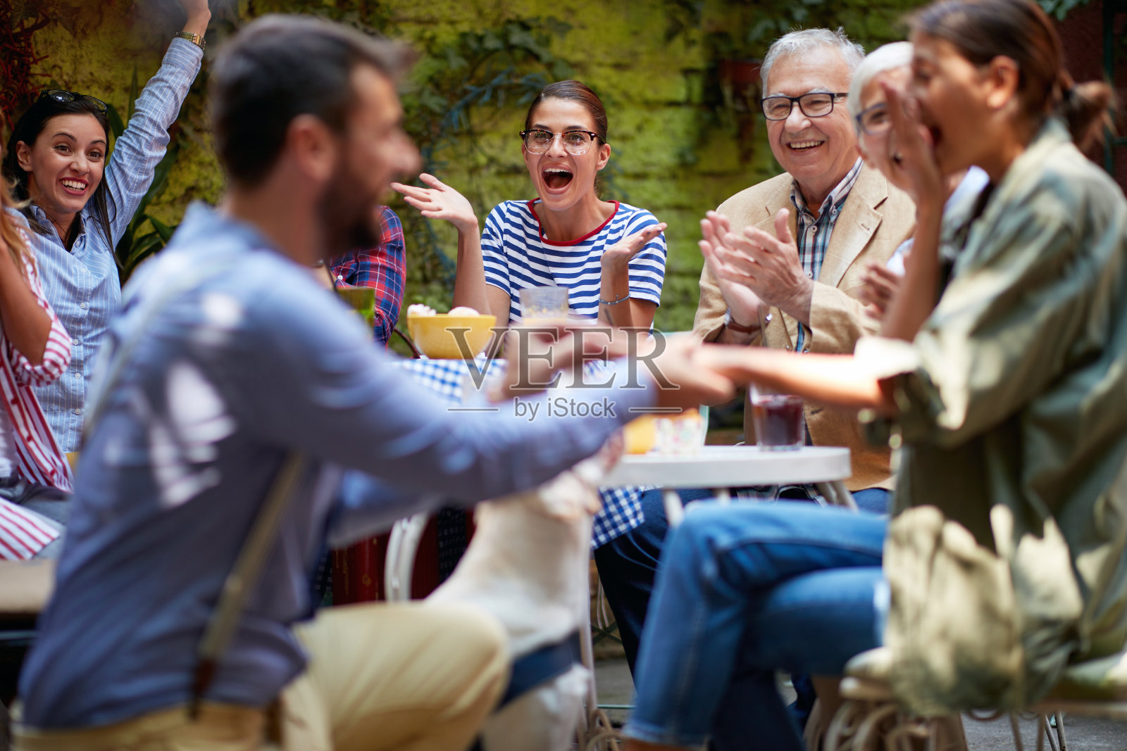见证求婚的人们激动不已。有选择性的重点照片摄影图片