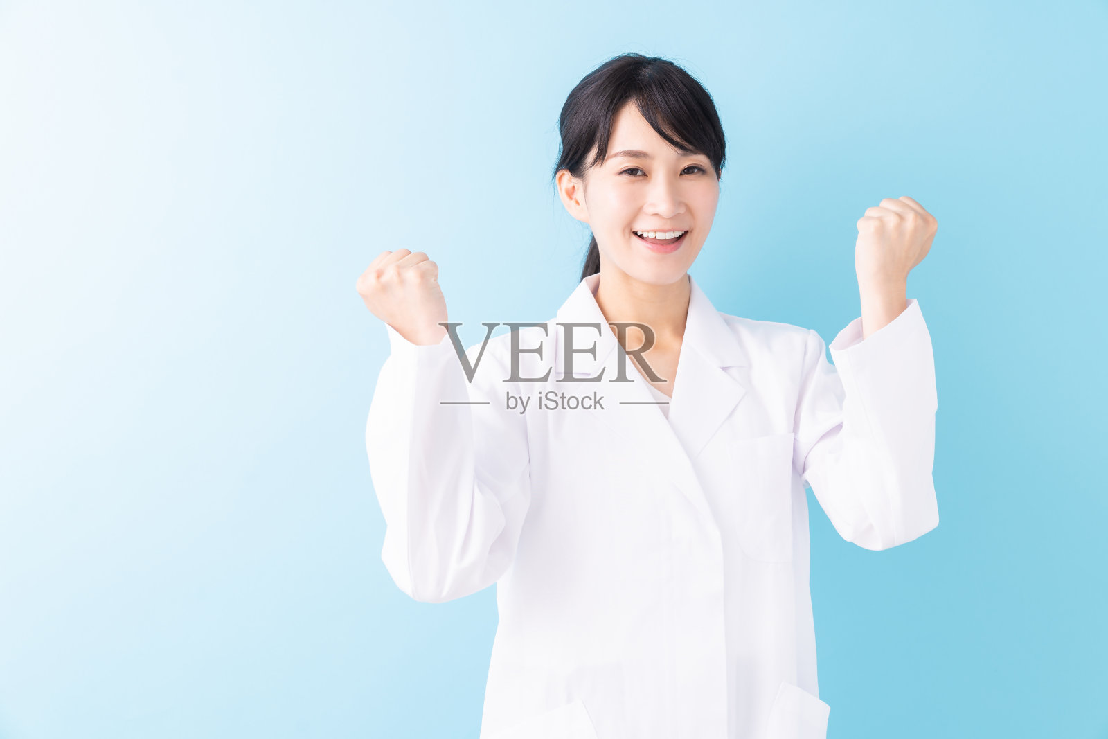 穿着白大褂的迷人的亚洲女人照片摄影图片