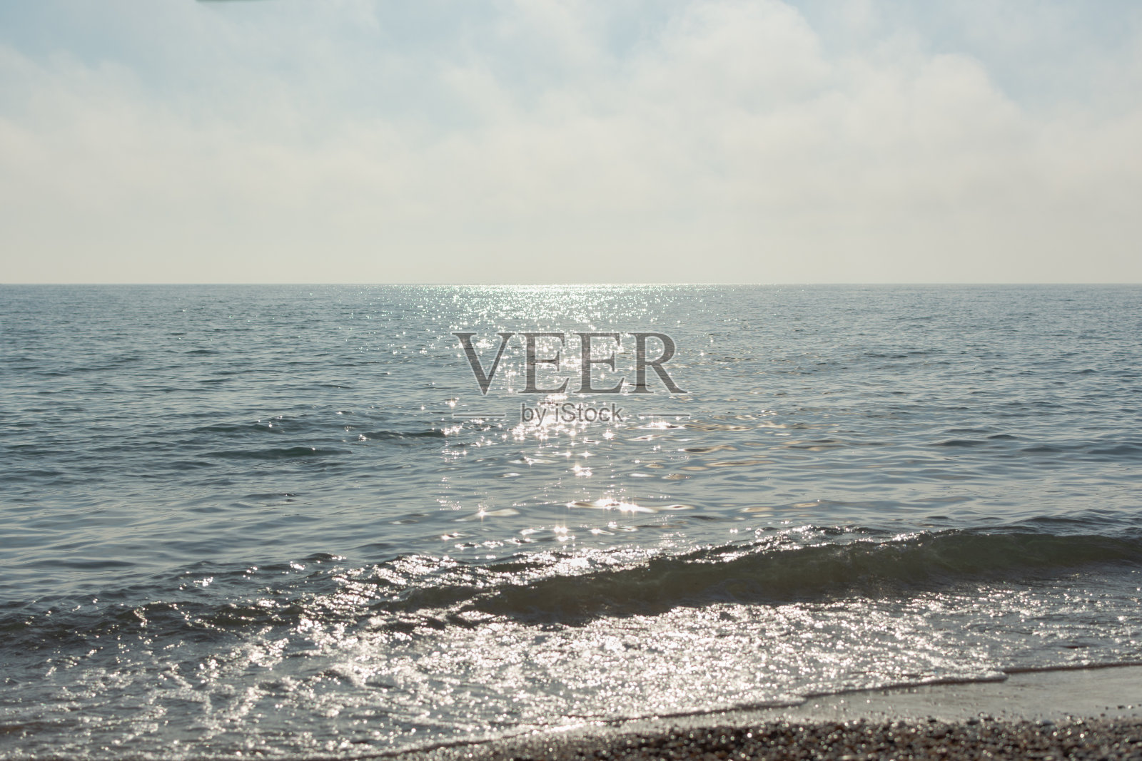 银光闪闪的大海背景。极简主义的夏季景观在灰色和银色的阴影。照片摄影图片