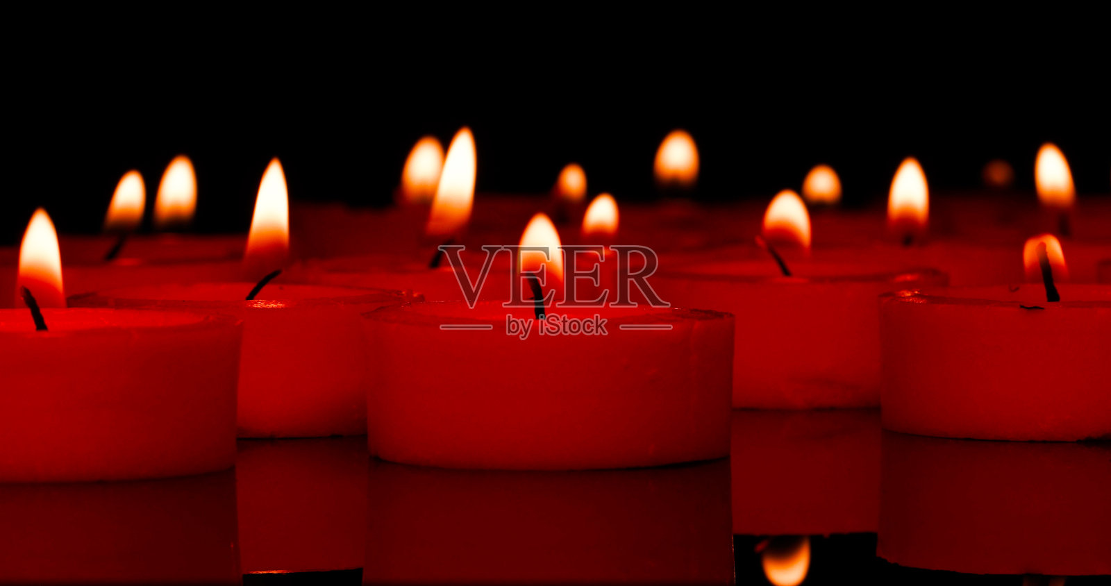 美丽的背景从燃烧的小蜡烛在教堂庆祝。照片摄影图片