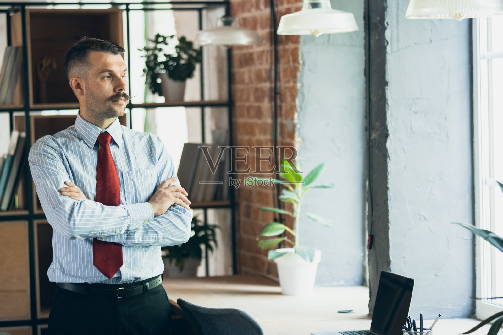 年轻商人,办公室职员,办公室经理的肖像。业务概念,工作日,销售,广告。照片摄影图片