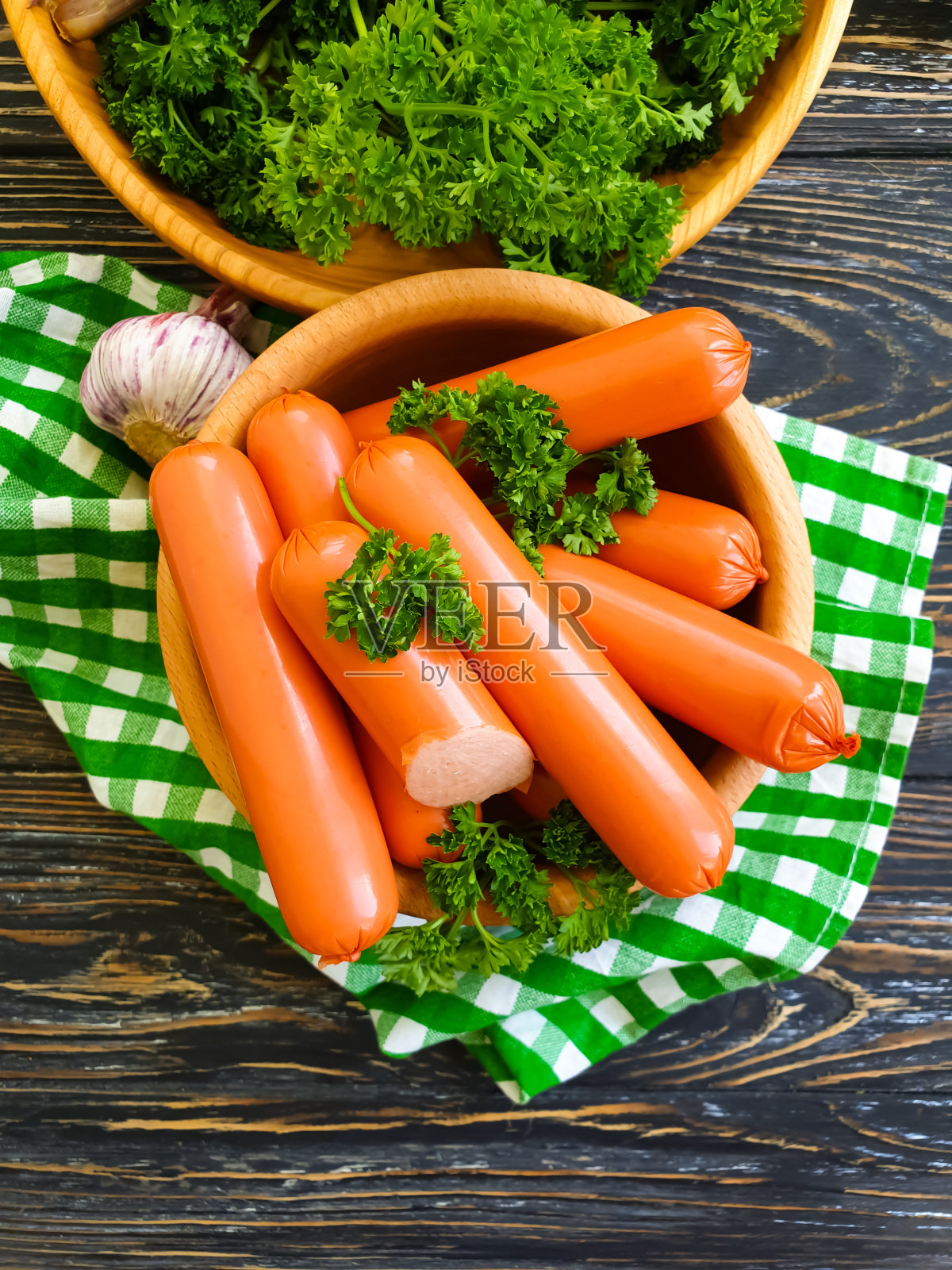 香肠,欧芹,木质背景照片摄影图片