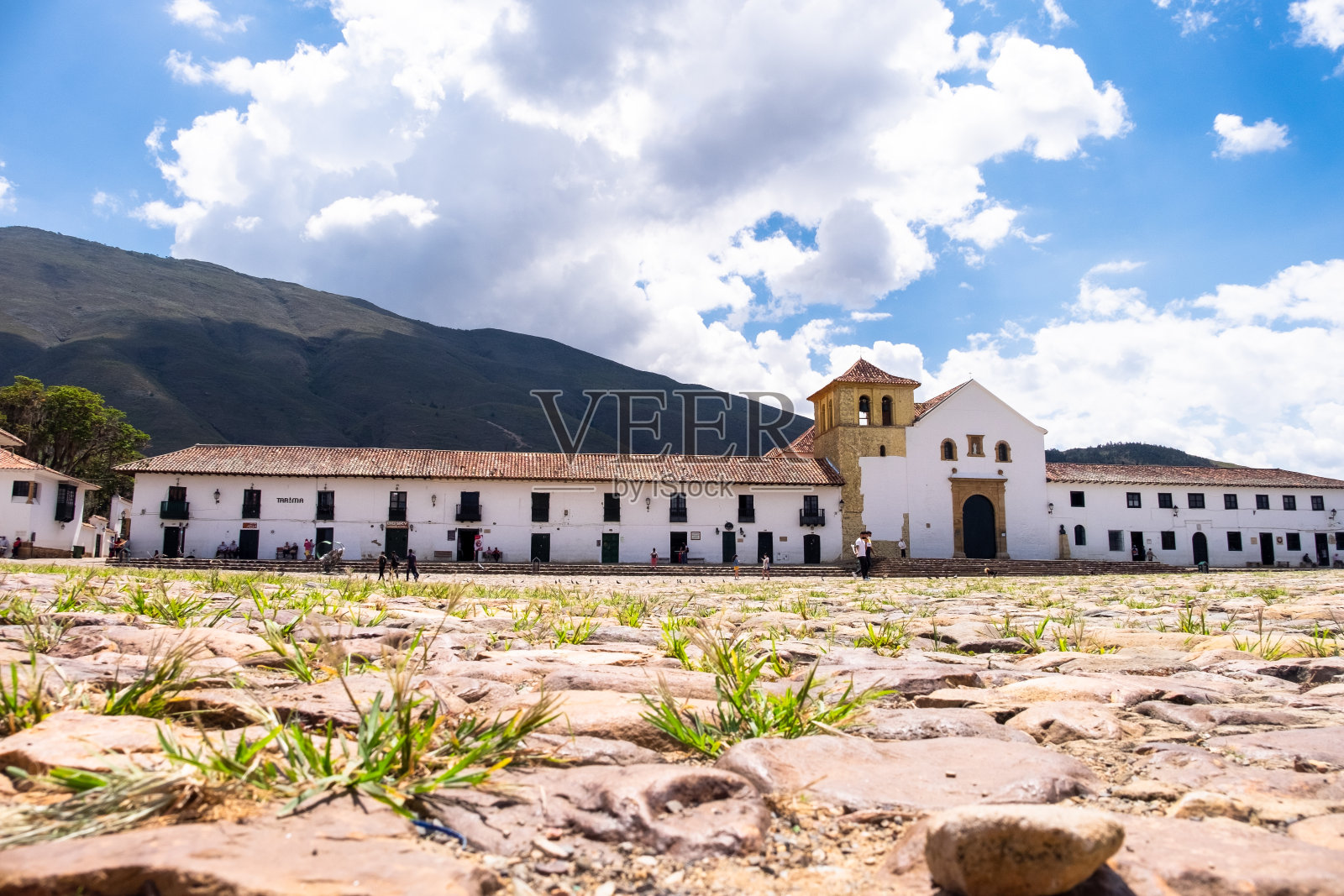 莱瓦别墅广场,背景是教堂照片摄影图片