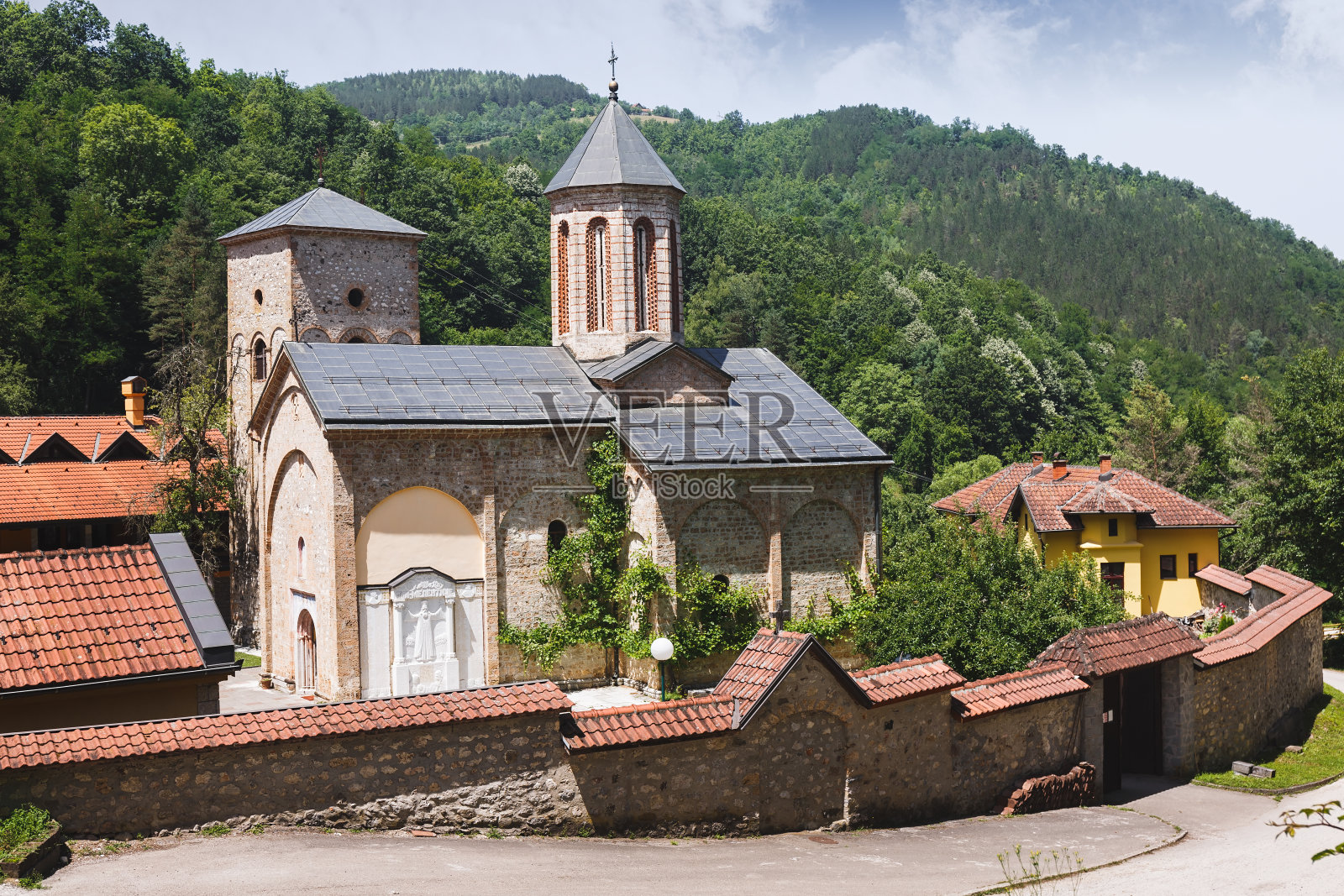 中世纪的一文不值的修道院。建于13世纪的塞尔维亚东正教修道院。Bajina Basta,塞尔维亚照片摄影图片
