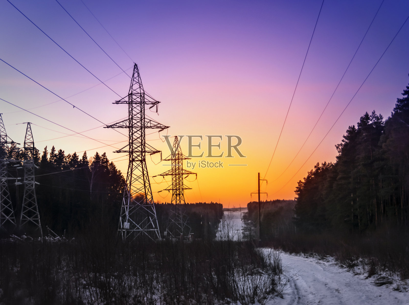 日落时分的输电线照片摄影图片