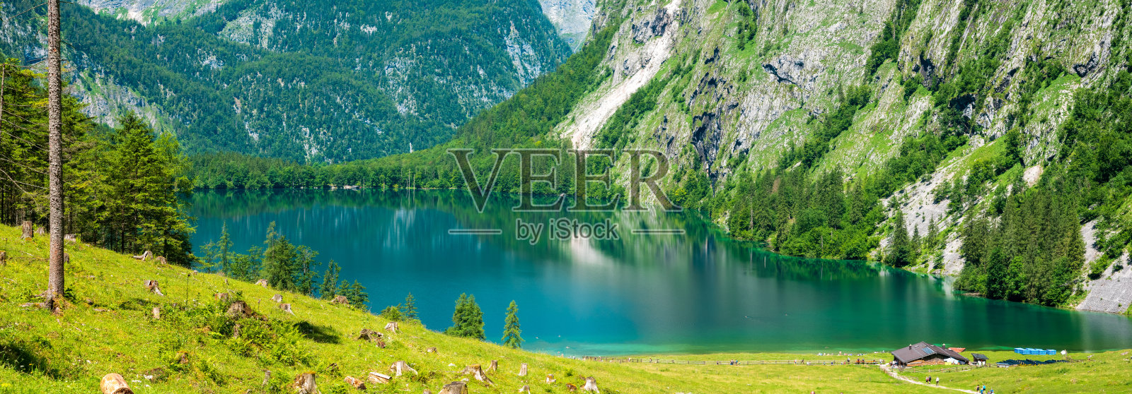 在贝希特斯加登的欧伯湖,一个阳光明媚的夏日照片摄影图片