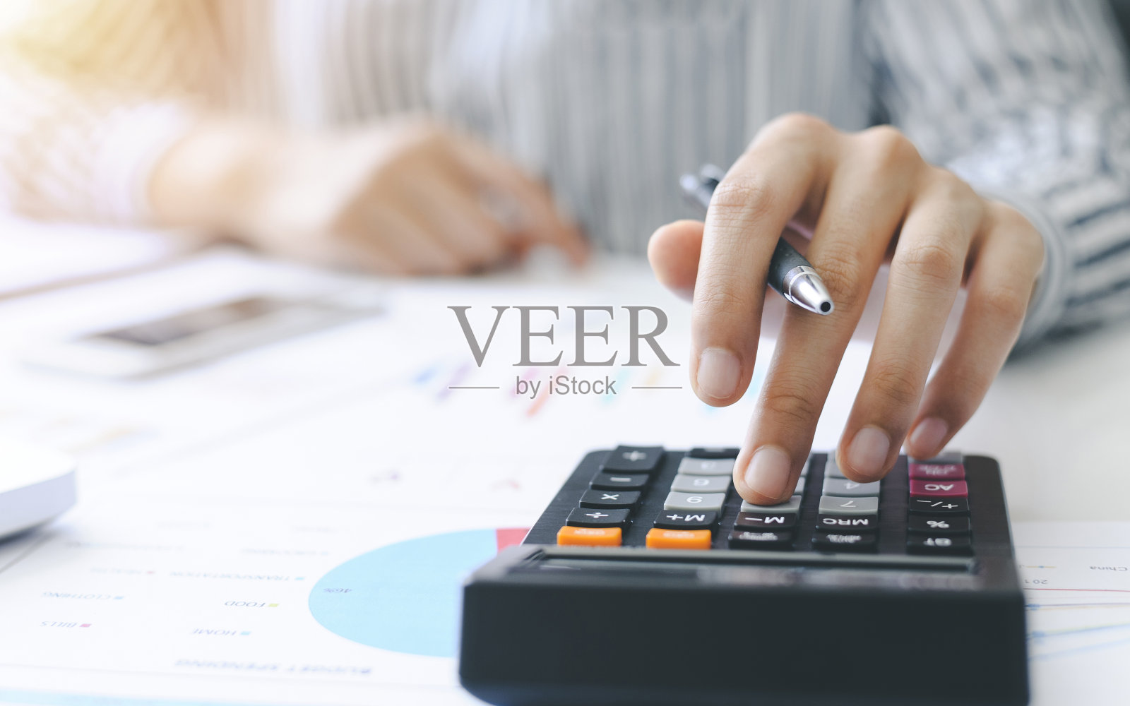 女会计做财务和计算的桌子上的成本在家里的办公室。财务会计概念照片摄影图片