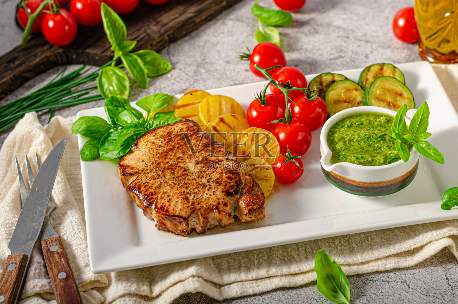 美味的肉排配香草酱照片摄影图片