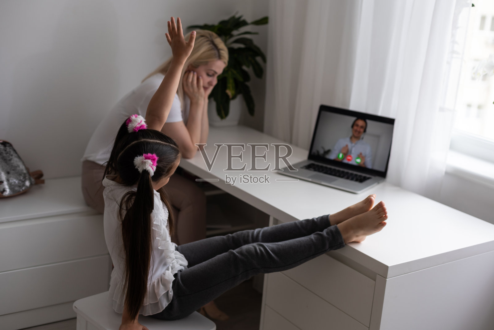 小女孩和她伤心的妈妈一起在线学习和在家学习照片摄影图片