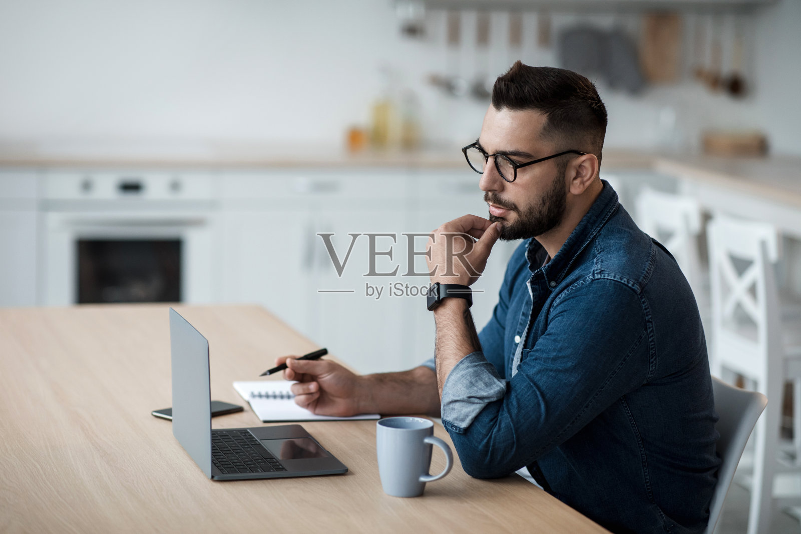 在家远程教育和工作、学习、观看课程、网络研讨会、在线会议、新常态和2019冠状病毒病防控安全照片摄影图片