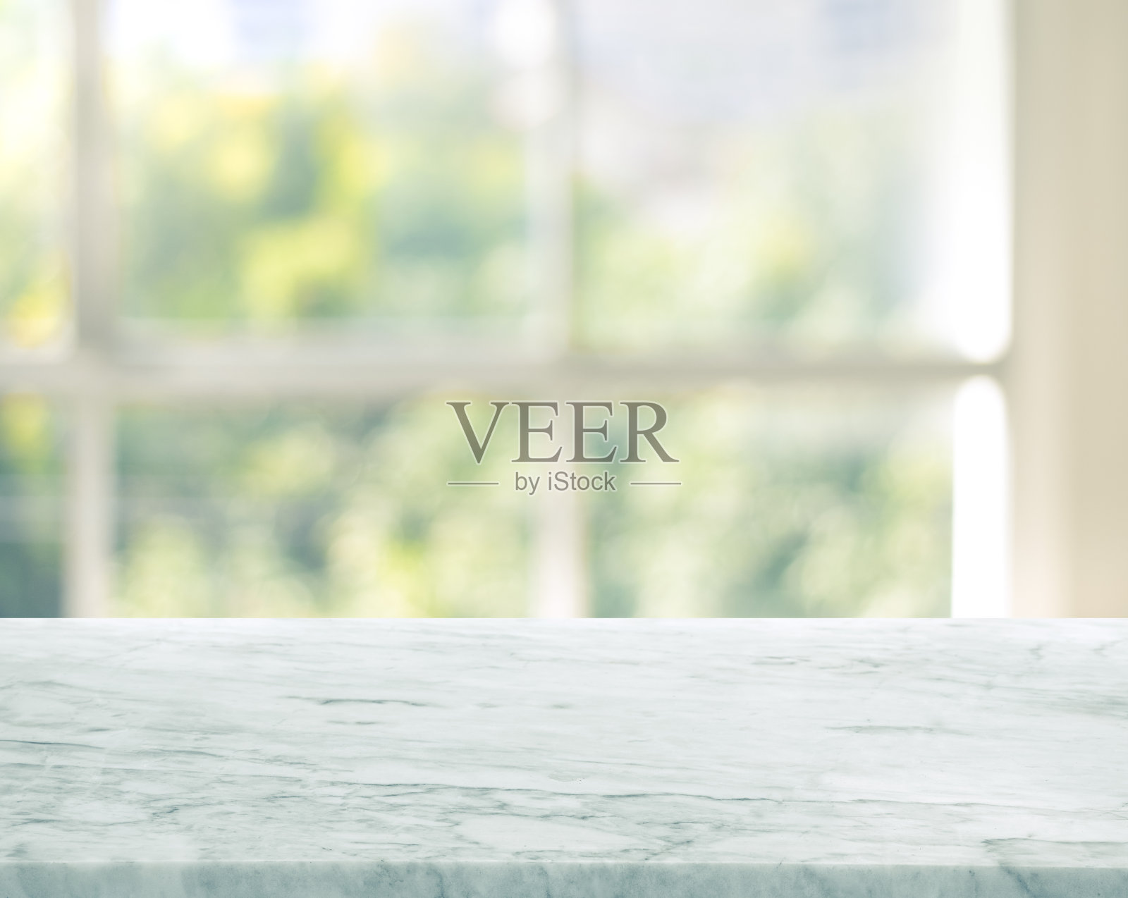 有选择性的重点。大理石桌面上模糊的窗户玻璃背景。照片摄影图片