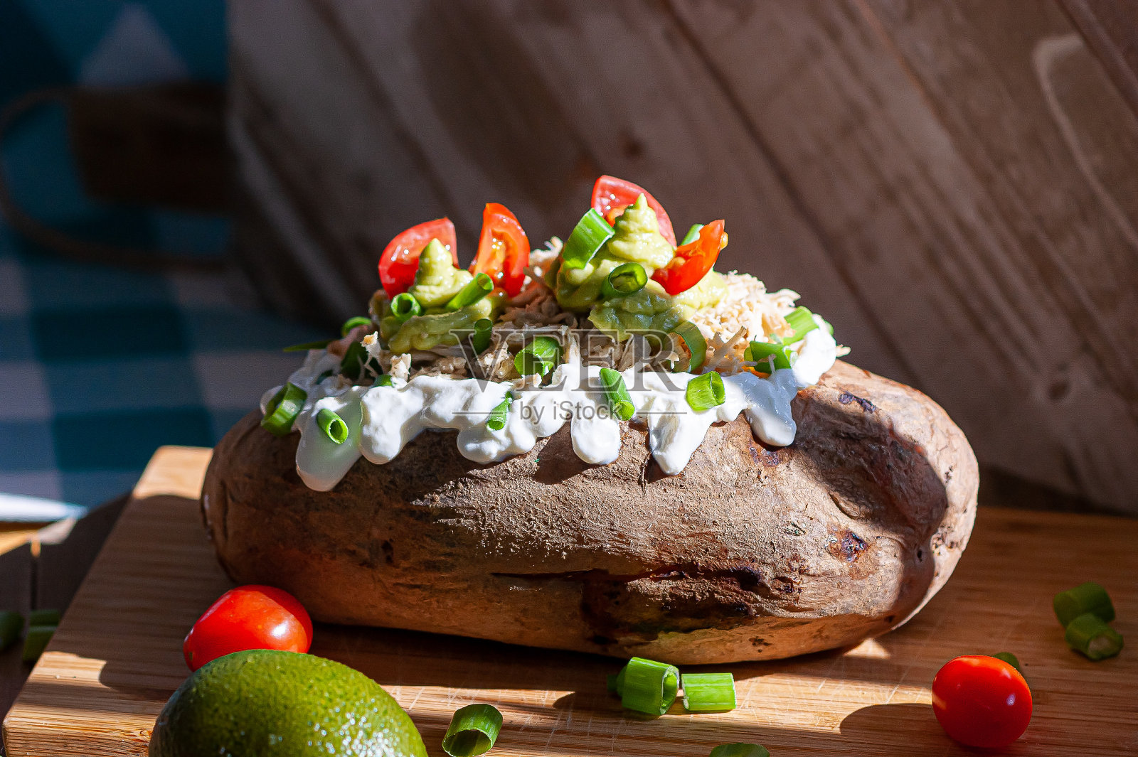 用烤箱烤土豆照片摄影图片