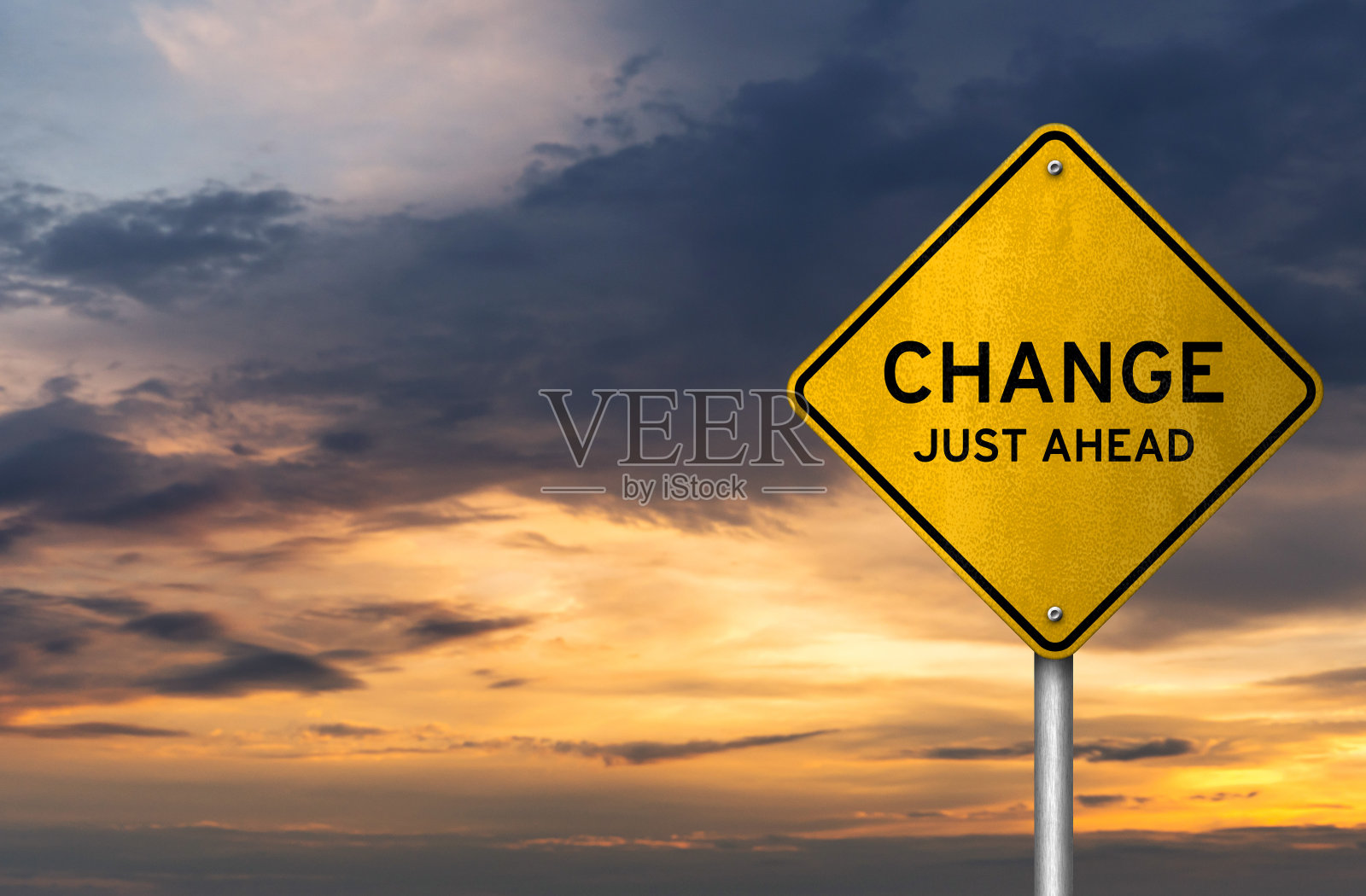 黄色路标,前方有路可转照片摄影图片