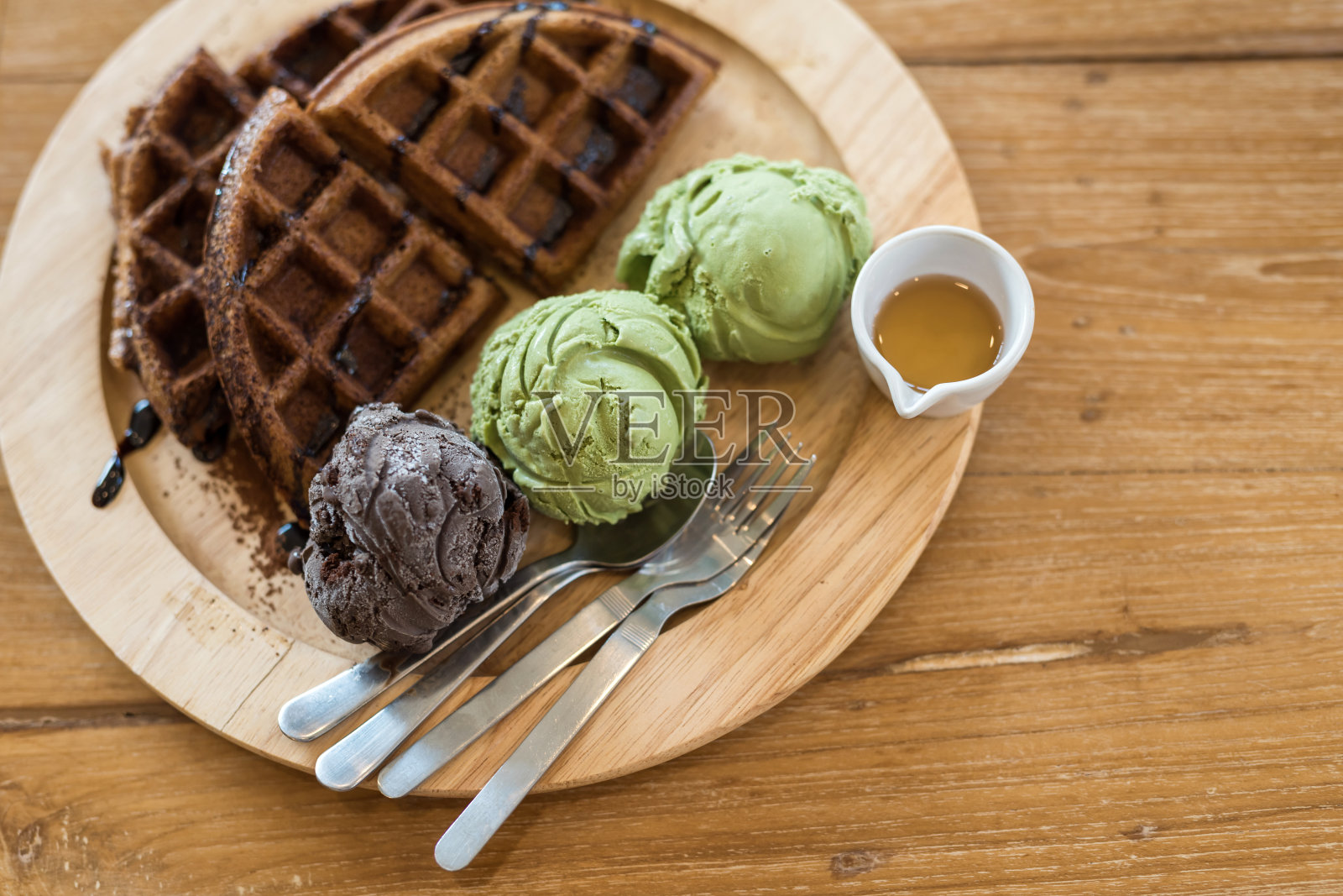 华夫饼和冰淇淋,绿茶和巧克力口味照片摄影图片