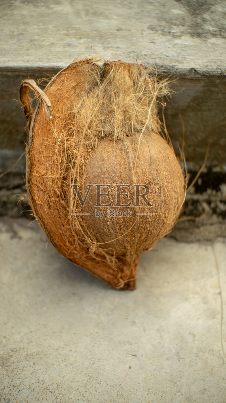 未启封的椰子照片摄影图片