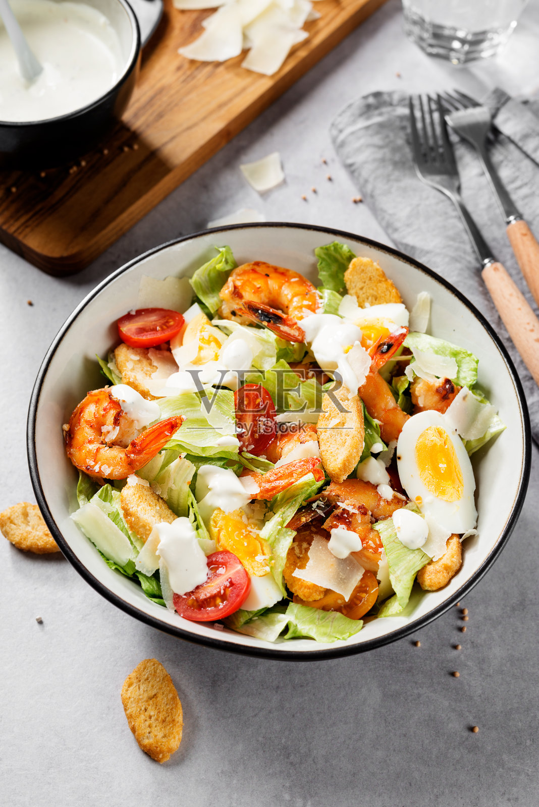 鲜虾凯撒沙拉配帕尔马干酪和面包丁。照片摄影图片