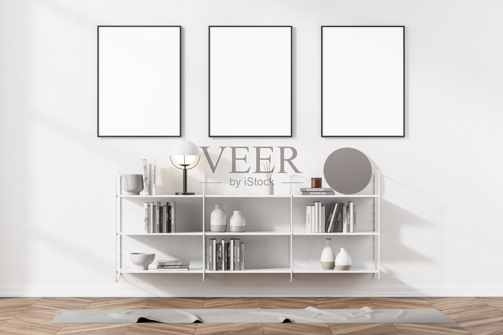 白色的客厅内部有书架和三张海报照片摄影图片