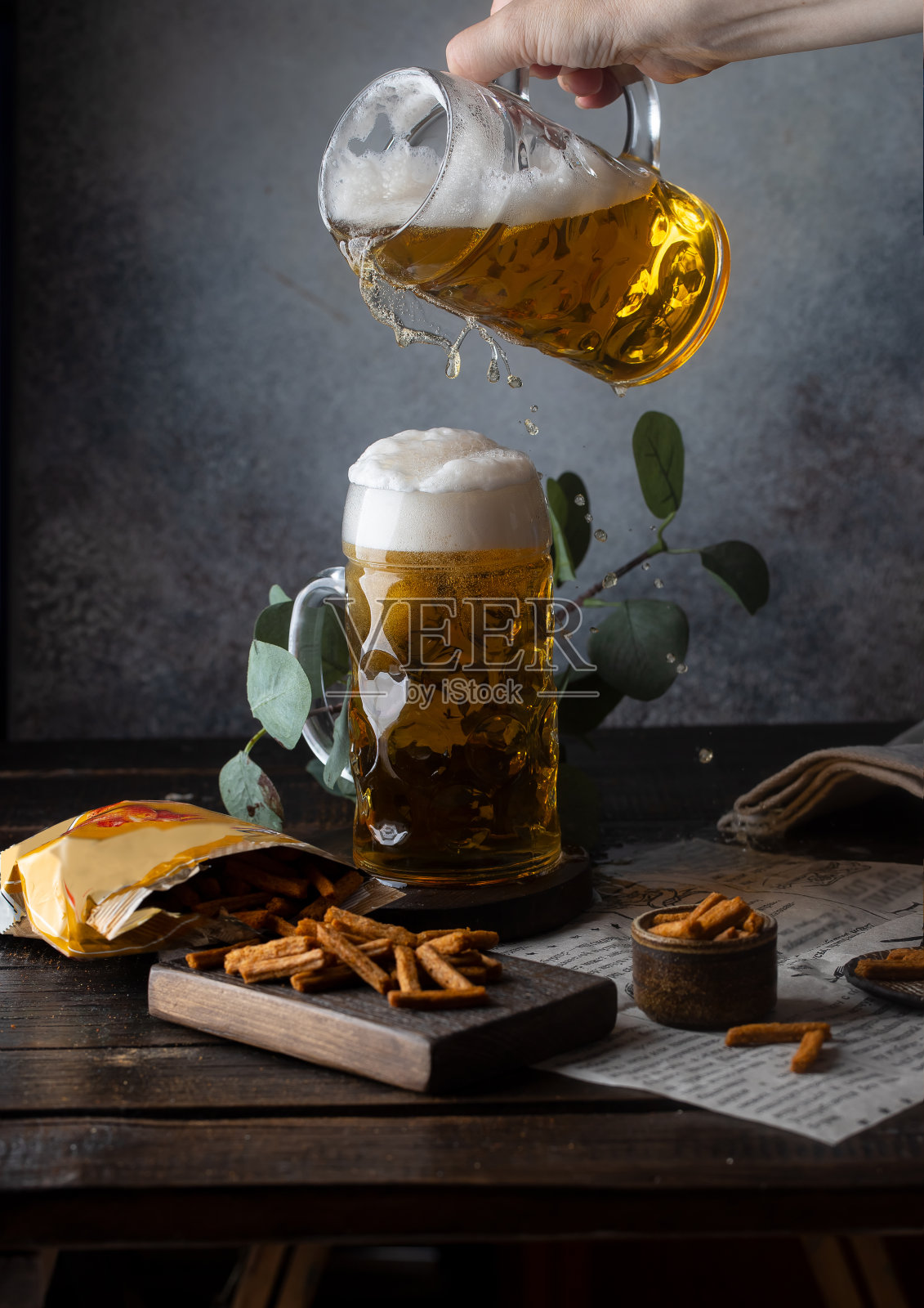 啤酒和饼干,泡沫和飞溅照片摄影图片