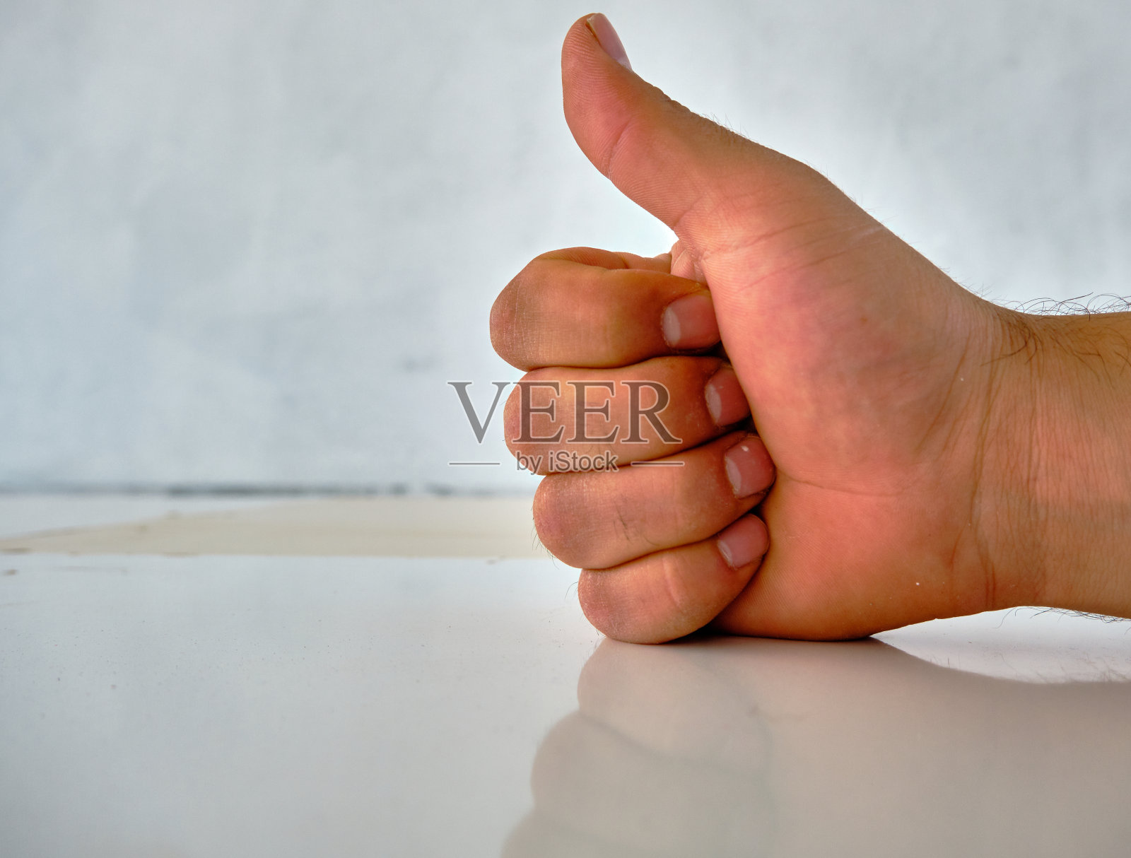 手和它的影子和反射在ok的图案墙上照片摄影图片