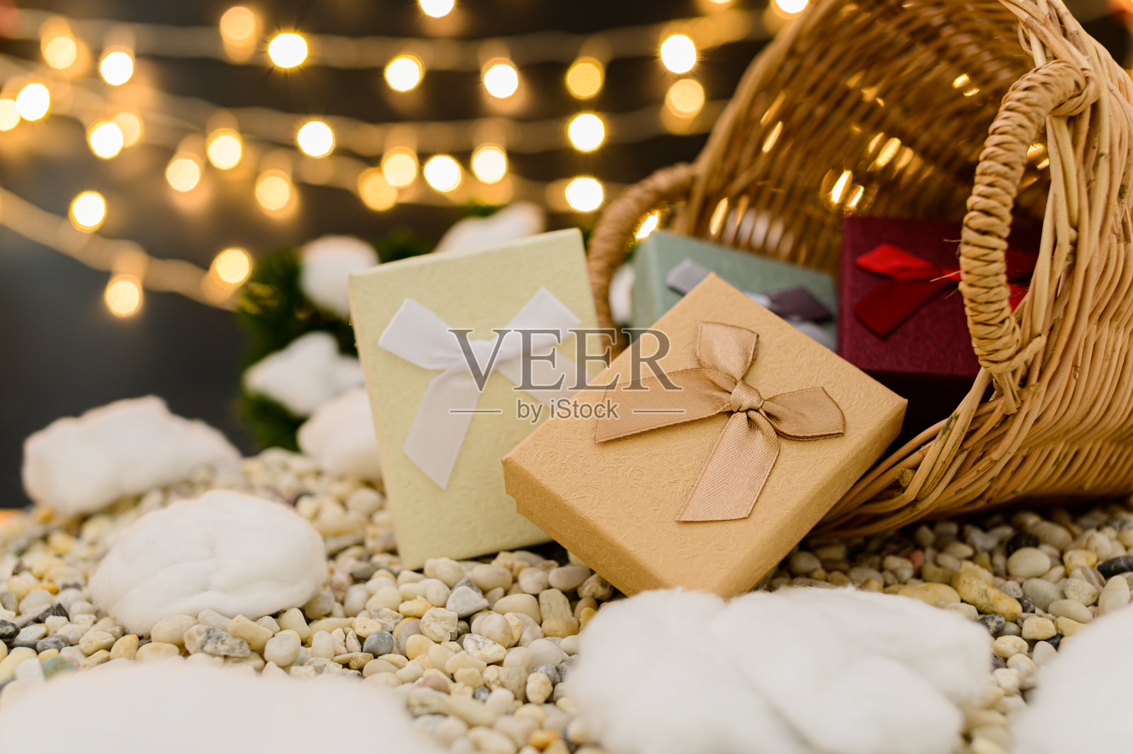 圣诞节礼盒雪夜背景照片摄影图片