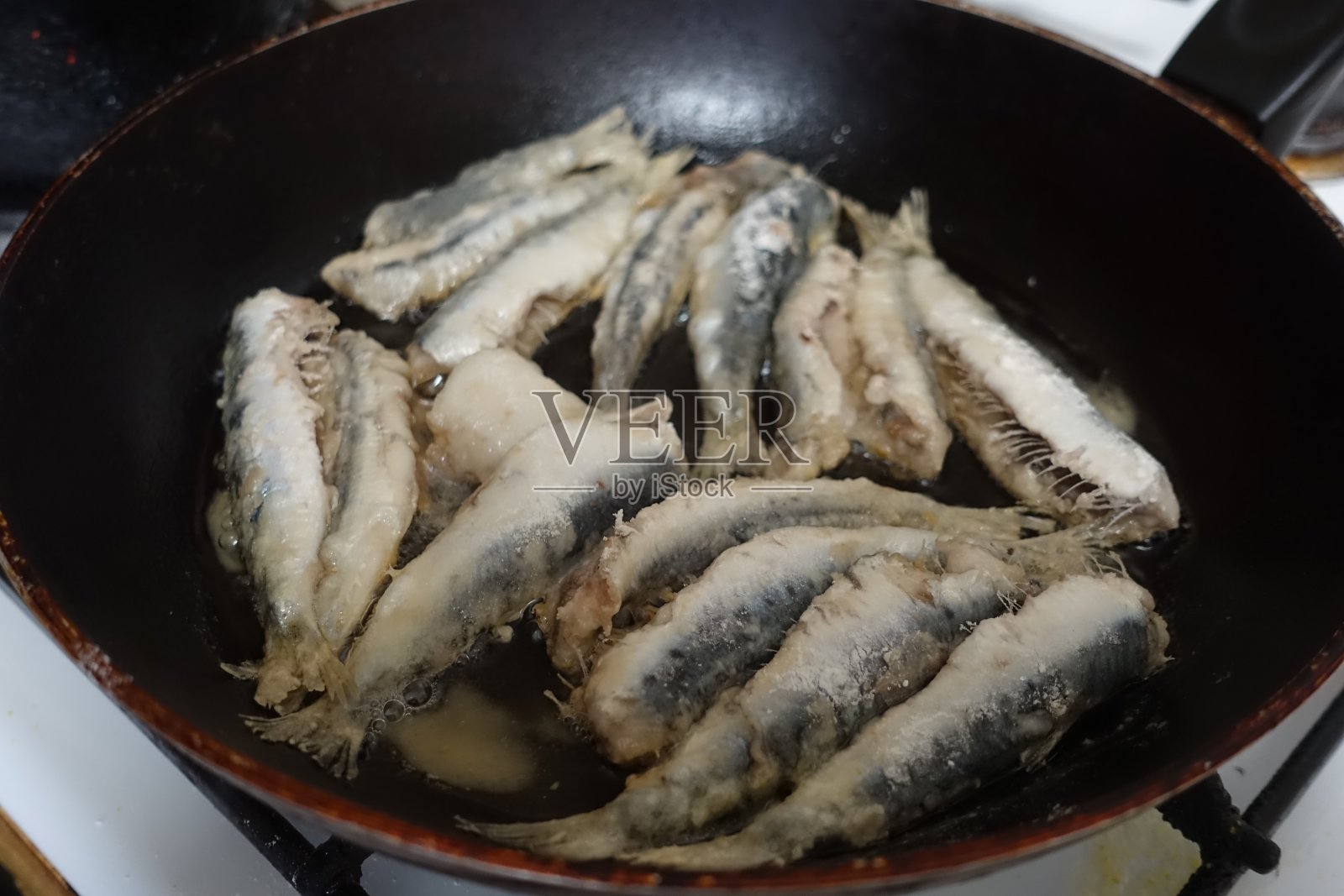 撒上面粉的沙丁鱼煎锅准备照片摄影图片