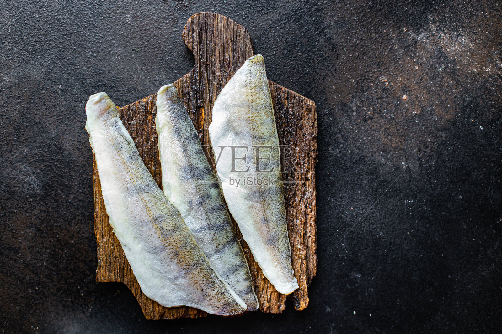 梭鱼、生鲜海鲜食品、有机食品、餐、小吃仿太空食品背景质朴。顶视图生酮饮食或旧石器饮食素食鱼素饮食照片摄影图片