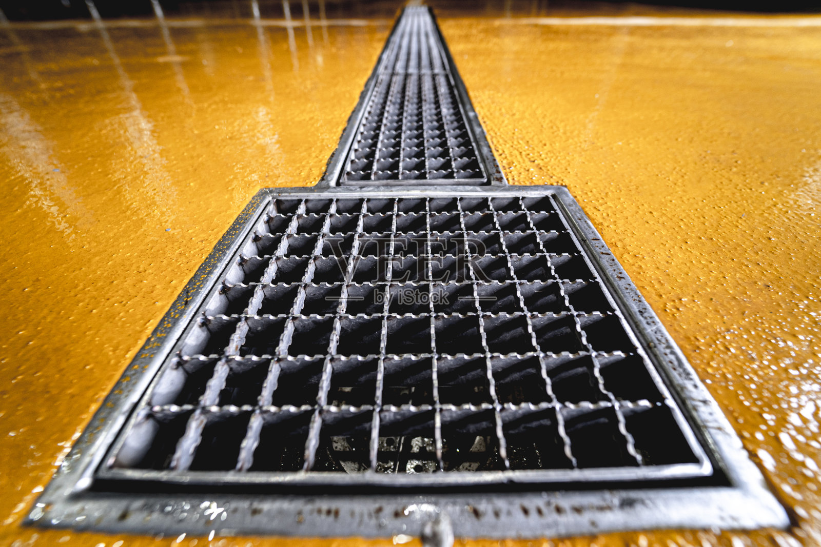 现代啤酒厂的不锈钢地漏照片摄影图片