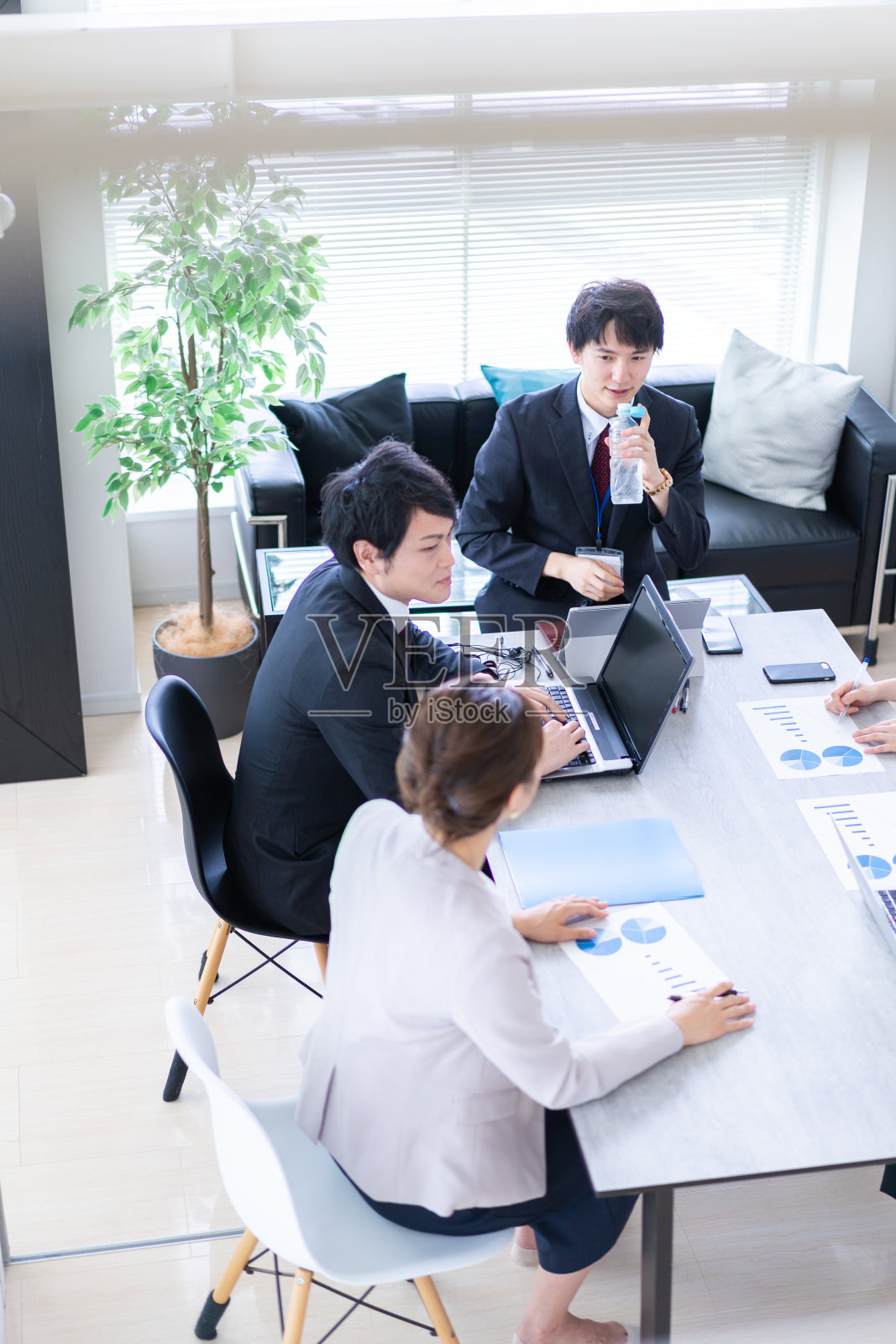 在咨询公司工作的商人照片摄影图片