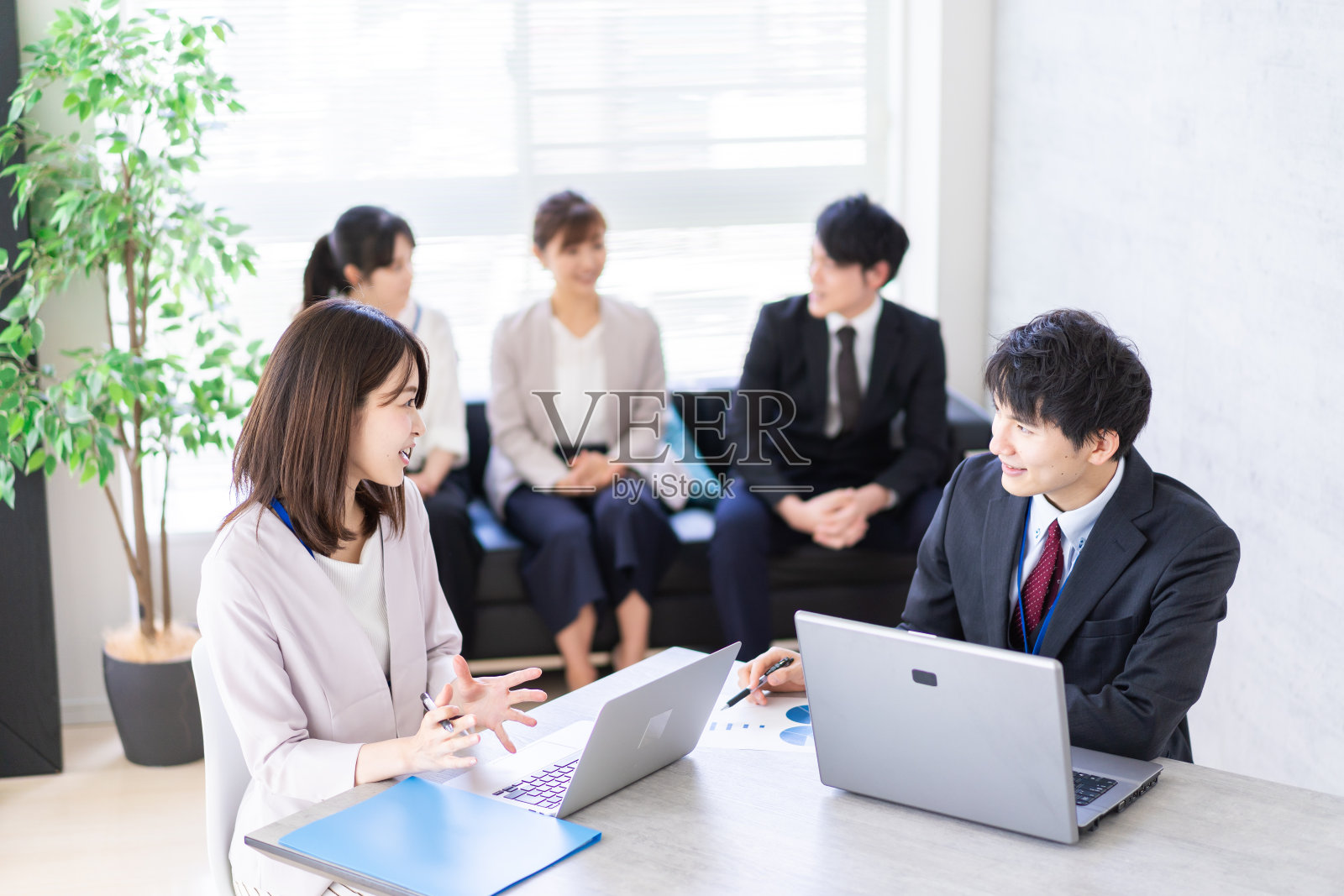 在咨询公司工作的商人照片摄影图片